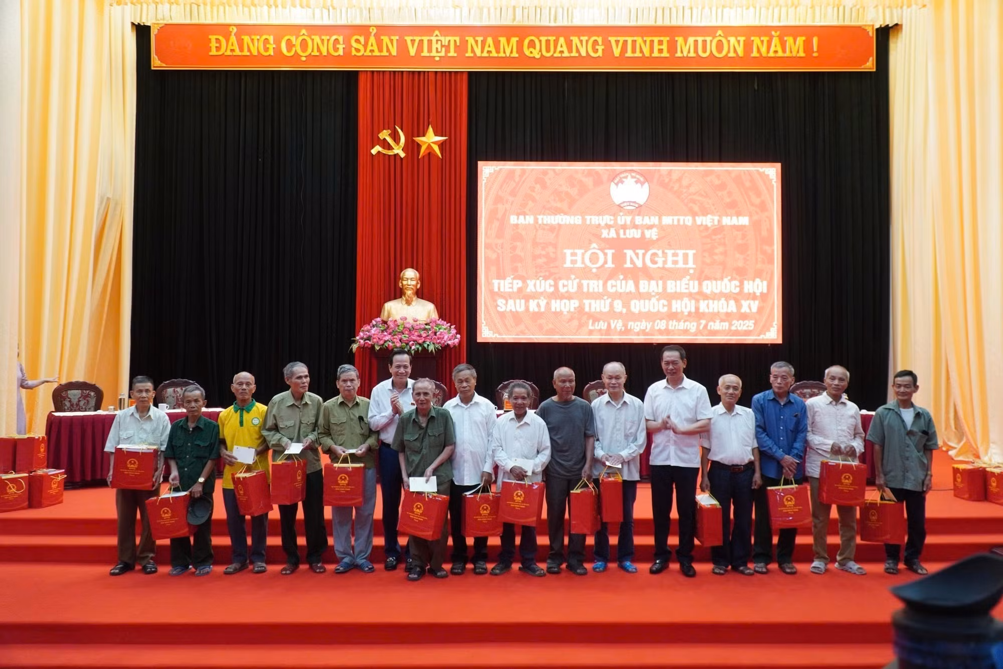 Trao 30 suất quà cho các gia đình chính sách, người có công với cách mạng, hộ nghèo và trẻ em khuyết tật tại xã Lưu Vệ (Thanh Hóa). Ảnh: TTXVN phát