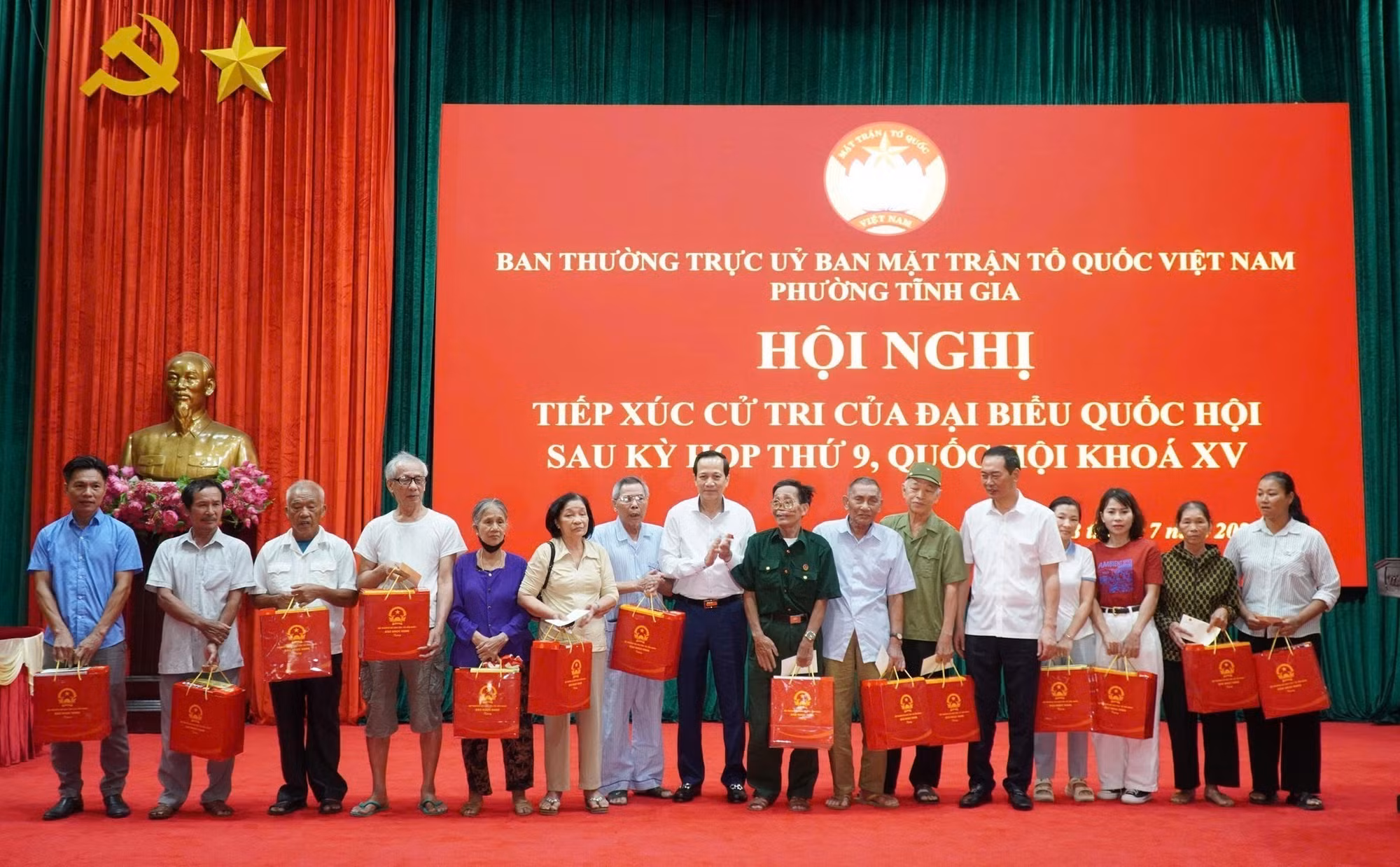 Trao 30 suất quà cho các gia đình chính sách, người có công với cách mạng, hộ nghèo và trẻ em khuyết tật ở phường Tĩnh Gia (Thanh Hóa). Ảnh: TTXVN phát