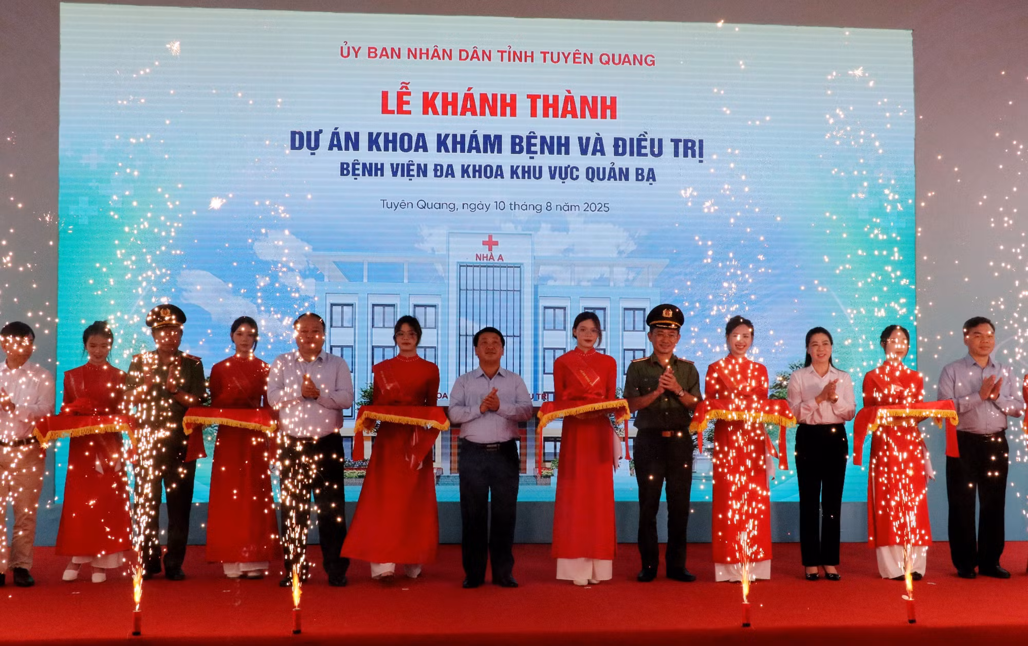 Cắt băng khánh thành dự án Khoa khám bệnh và điều trị, Bệnh viện Đa khoa khu vực Quản Bạ.