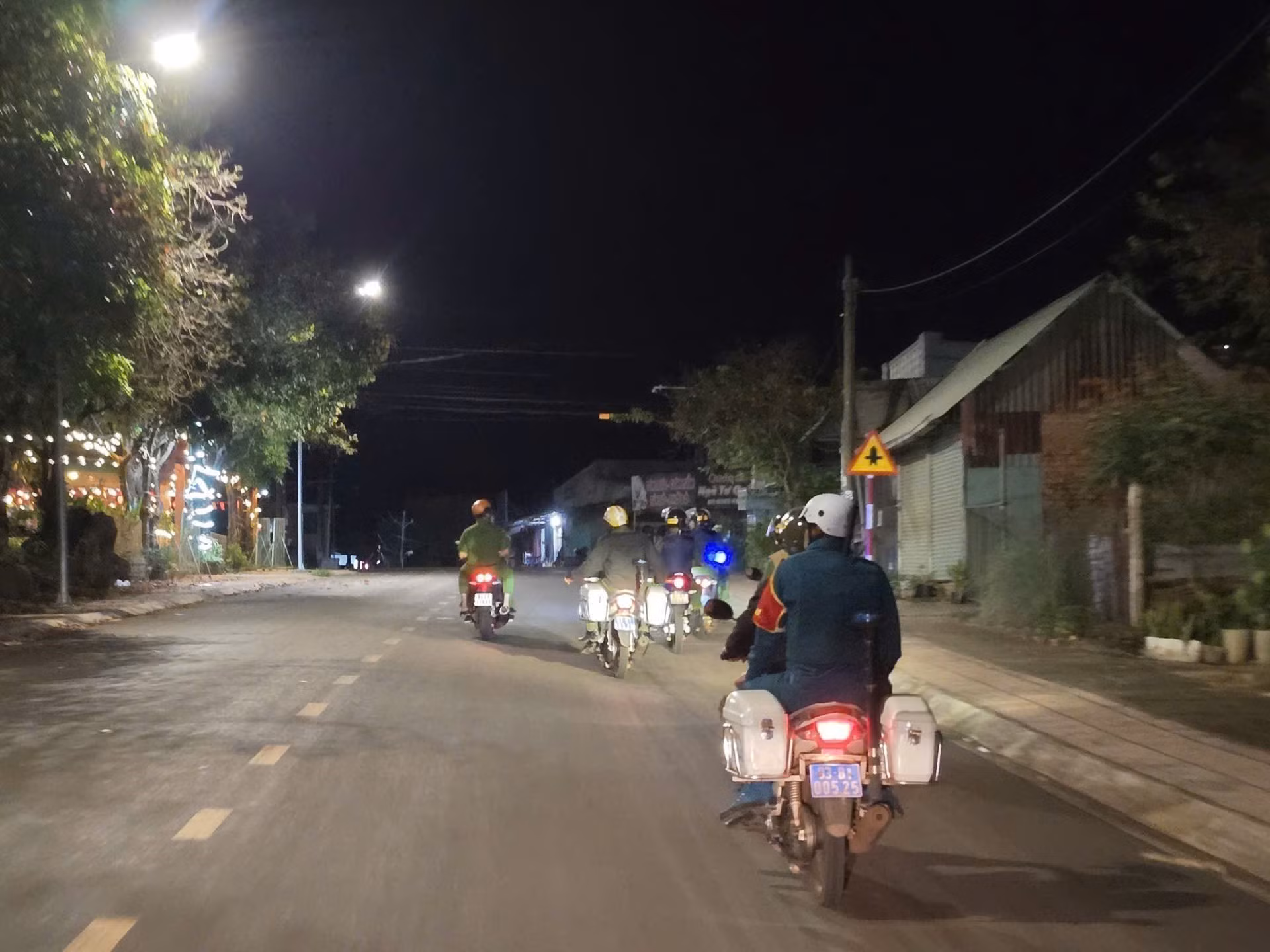 Lực lượng Cơ sở cai nghiện ma túy số 6 và Công xã Phú Nghĩa tuần tra tại khu vực.