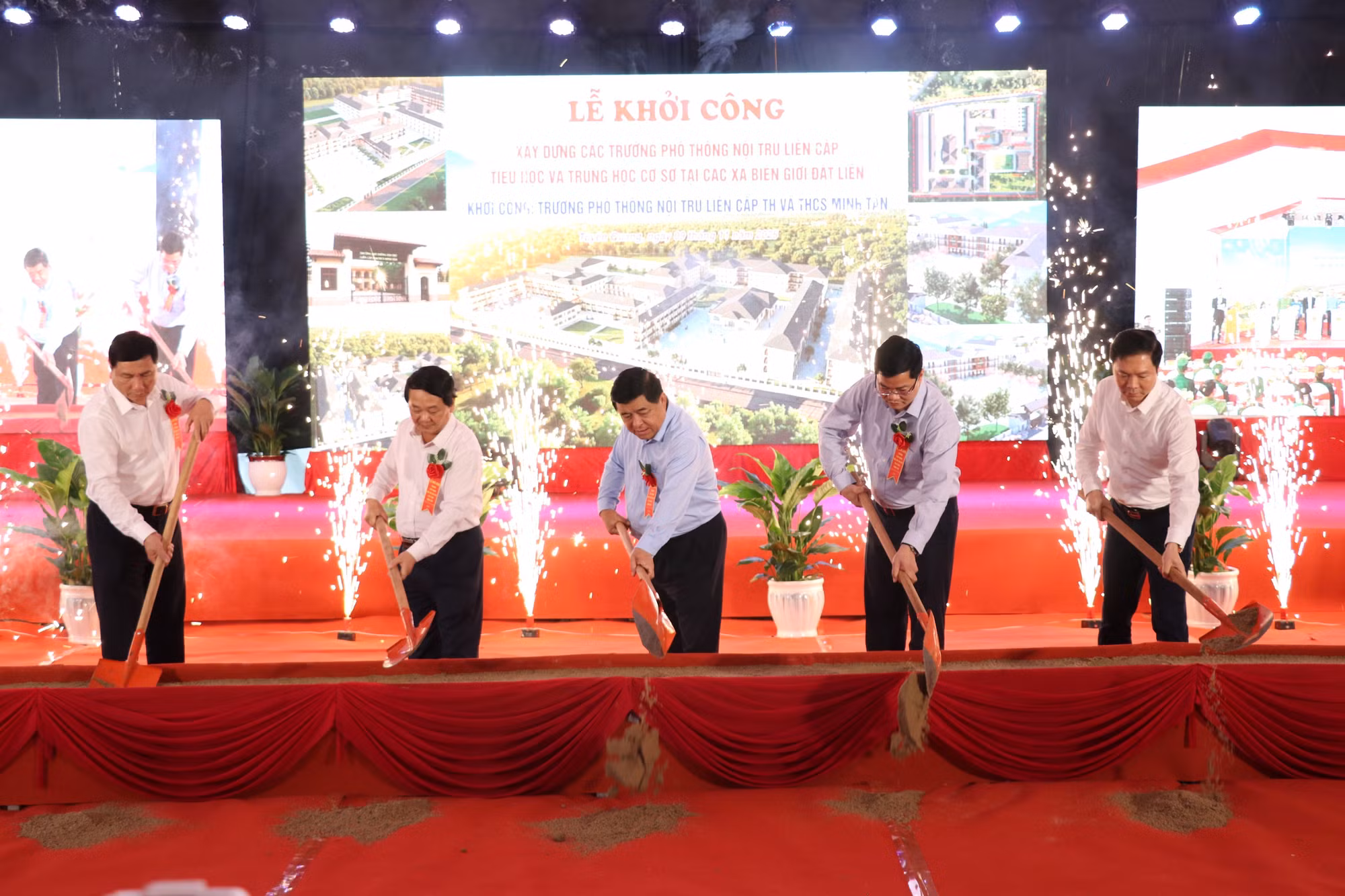 Phó Thủ tướng Nguyễn Chí Dũng cùng các đại biểu thực hiện nghi thức khởi công xây dựng trường phổ thông nội trú liên cấp tại xã biên giới Minh Tân (Tuyên Quang).
