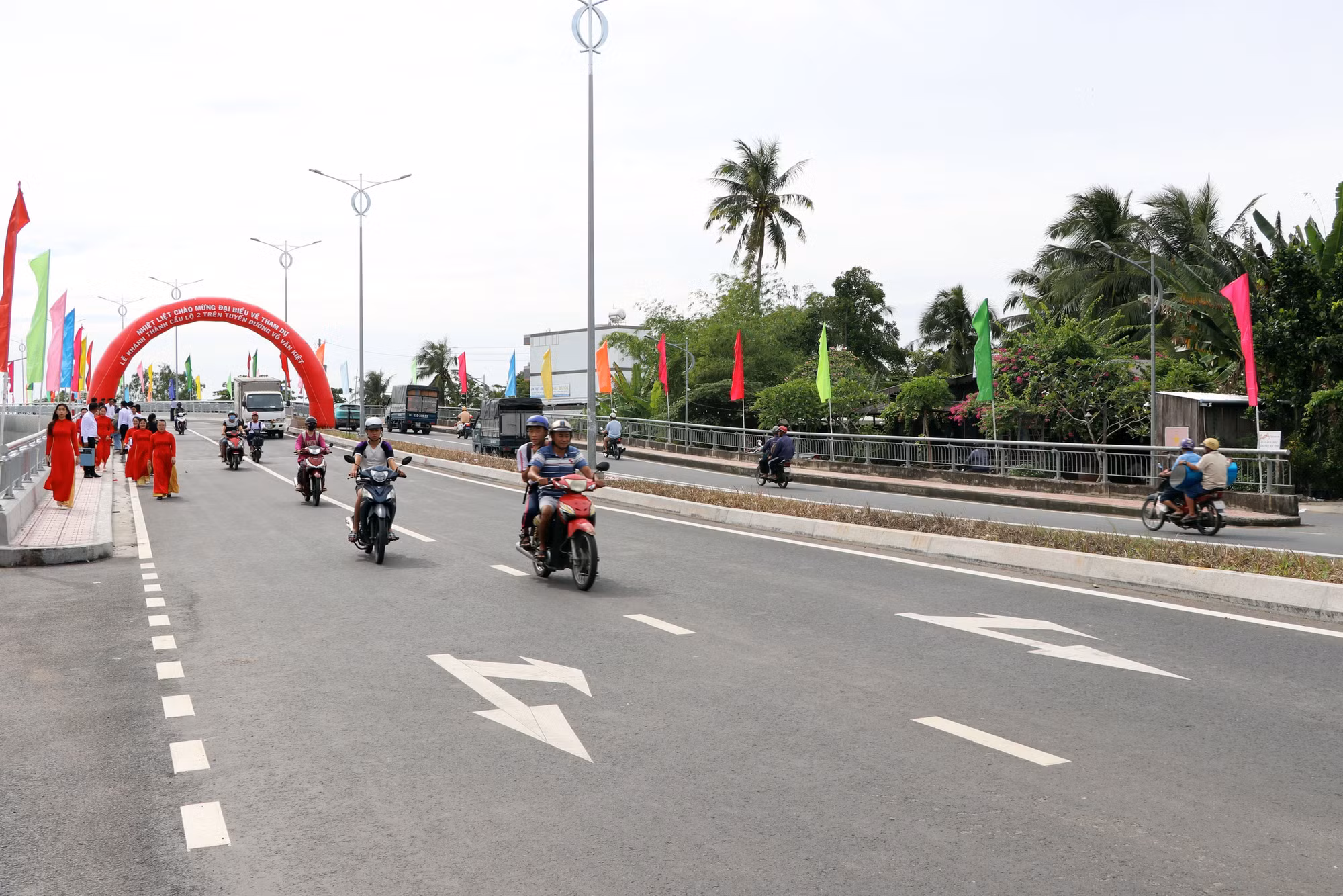 Người dân lưu thông qua Cầu Lộ 2.