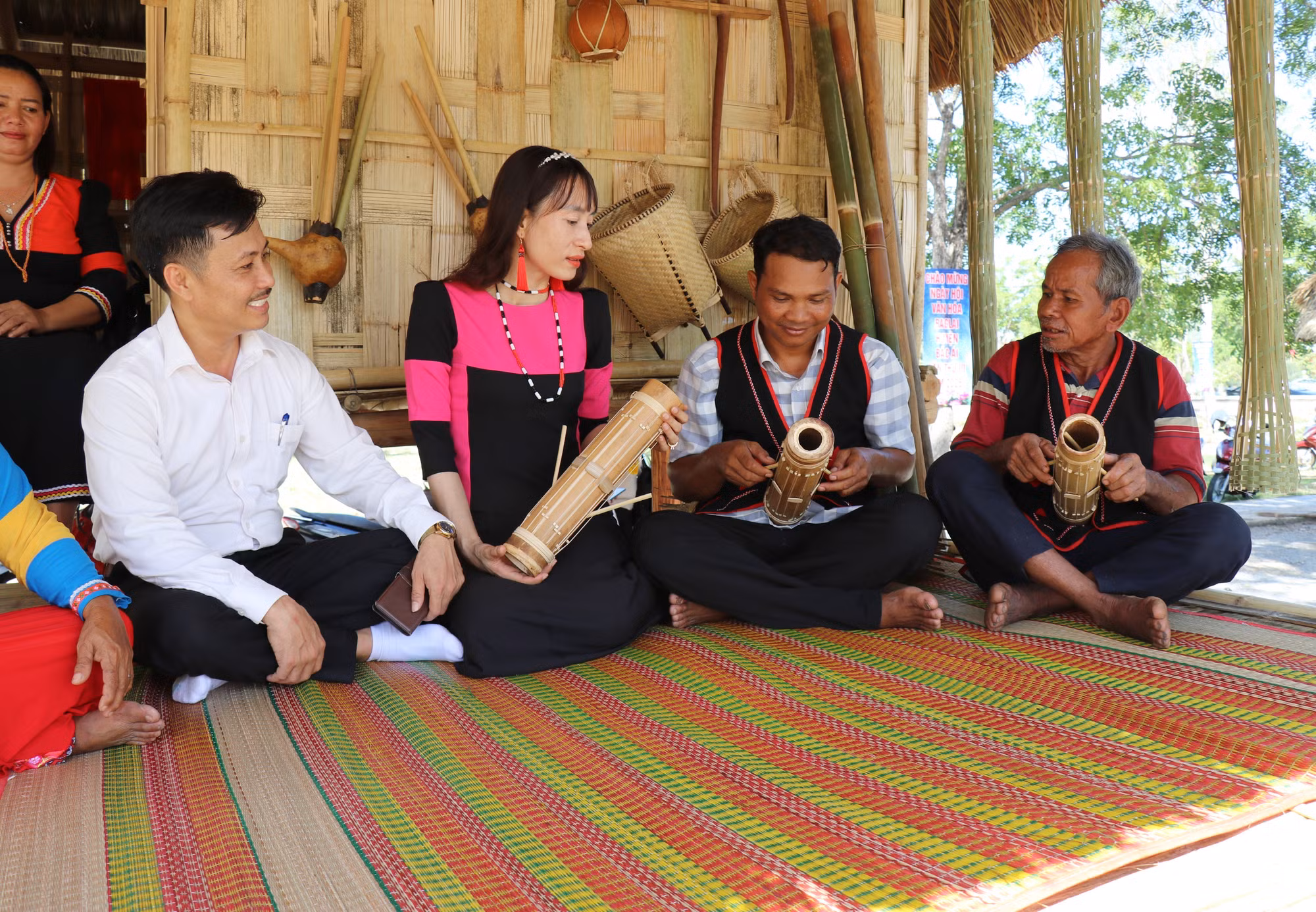Du khách xem biểu diễn đàn Chapi, một loại nhạc cụ truyền thống độc đáo của đồng bào Raglai (huyện Bác Ái, Ninh Thuận).