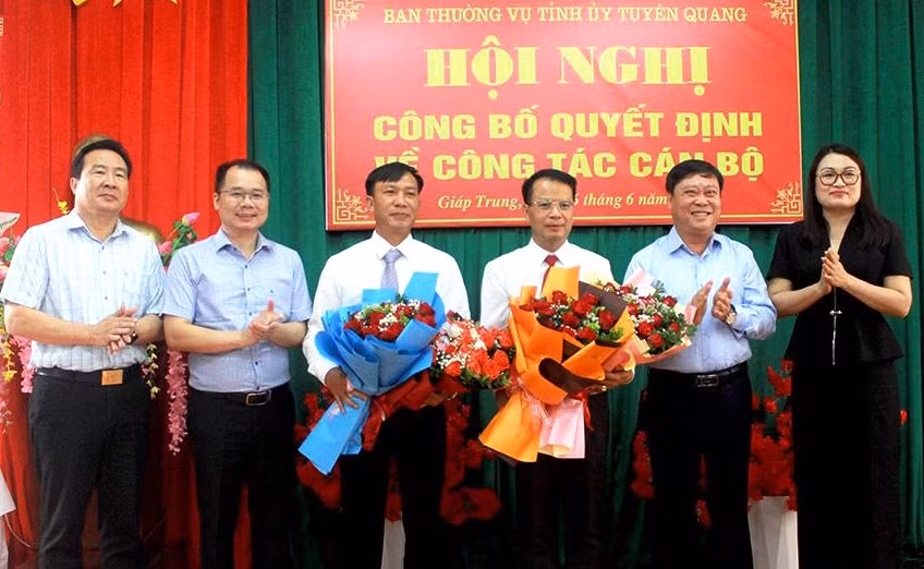 Lãnh đạo Báo và Phát thanh, truyền hình Tuyên Quang, Sở Dân tộc và Tôn giáo tặng hoa chúc mừng tân Bí thư Đảng ủy xã Giáp Trung Mai Ngọc Quỳnh và tân Chủ tịch UBND xã Giáp Trung Trần Đức Nghĩa. Ảnh: TTXVN phát
