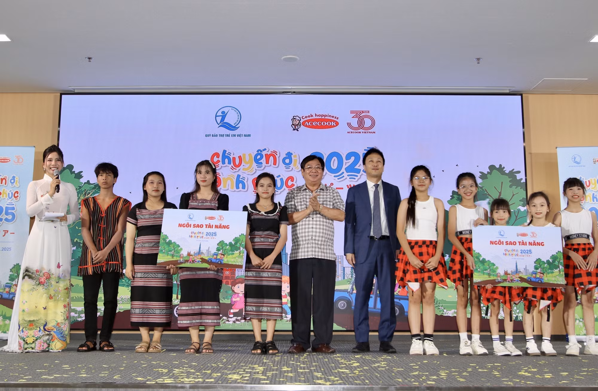 Trao giải thưởng cho các em tham gia chương trình.