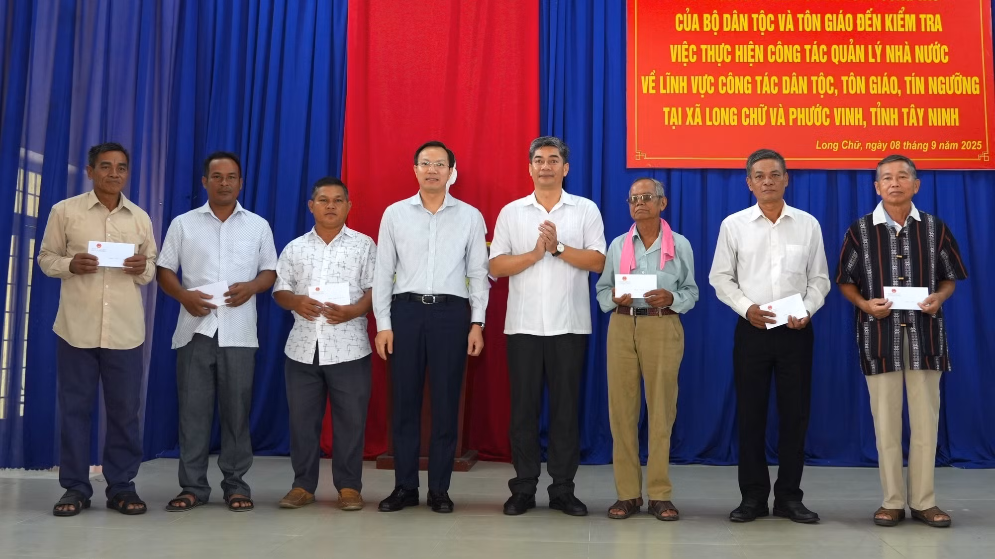 Đoàn công tác của Bộ Dân tộc và Tôn giáo đã thăm hỏi, tặng quà cho người có uy tín trong đồng bào dân tộc thiểu số Long Chữ và Phước Vinh, tỉnh Tây Ninh.