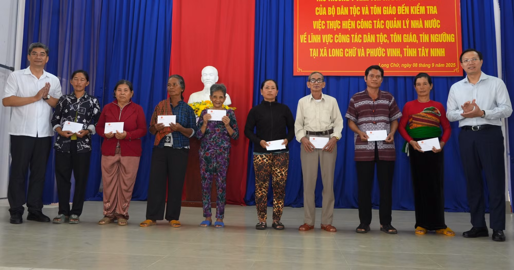 Đoàn công tác của Bộ Dân tộc và Tôn giáo tặng quà cho các hộ nghèo dân tộc thiểu số xã Long Chữ và Phước Vinh, tỉnh Tây Ninh.