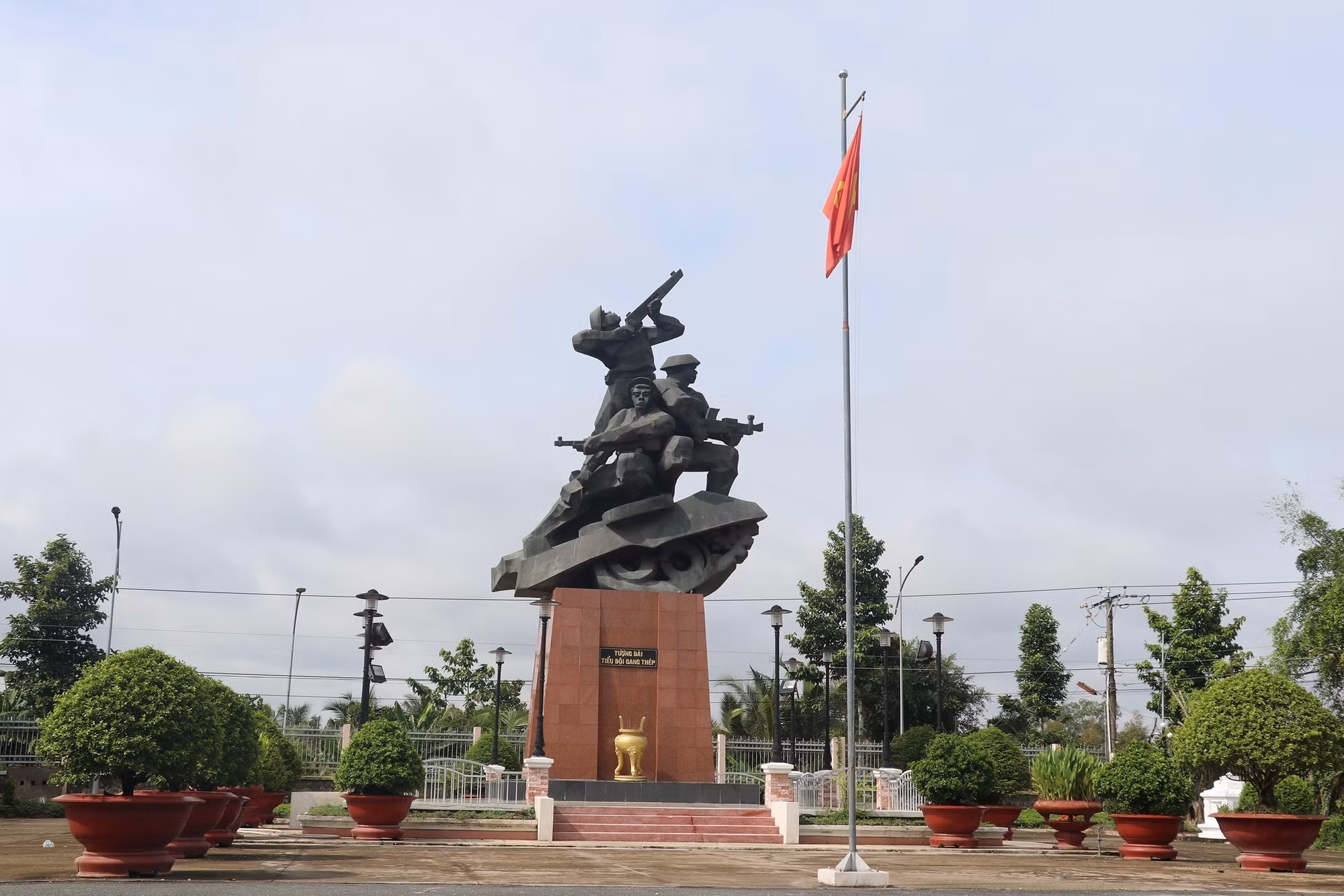 Tượng đài "Ba chiến sĩ gang thép" tại khu Di tích lịch sử Chiến thắng Ấp Bắc ở xã Tân Phú, tỉnh Đồng Tháp, nhắc nhở người dân về lịch sử oai hùng của địa phương.