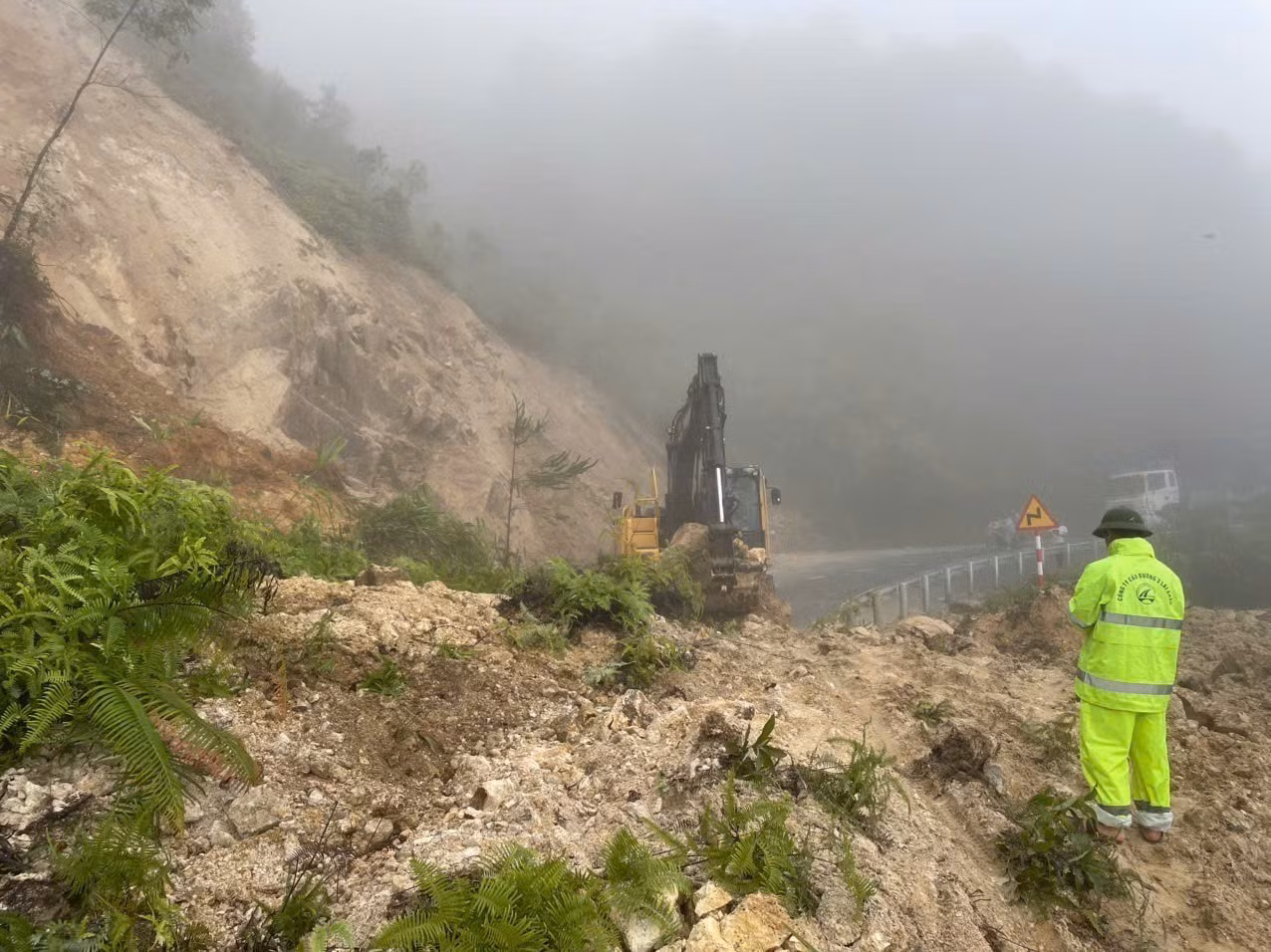 Khối lượng đất đá sạt lở là khoảng 1000m3 tại Km 76+650m trên quốc lộ 4D thuộc xã Sơn Bình, huyện Tam Đường. Ảnh: TTXVN phát