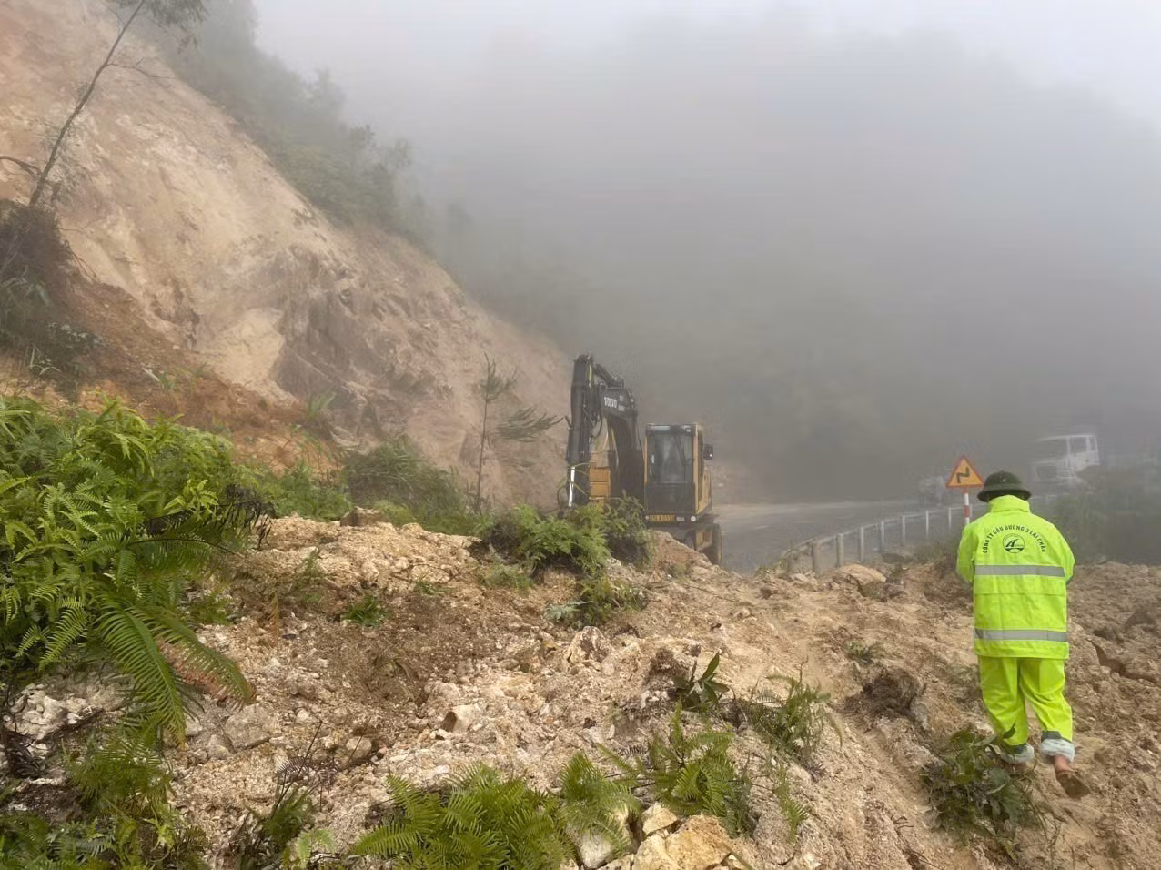 Khối lượng đất đá sạt lở là khoảng 1000m3 tại Km 76+650m trên quốc lộ 4D thuộc xã Sơn Bình, huyện Tam Đường. Ảnh: TTXVN phát