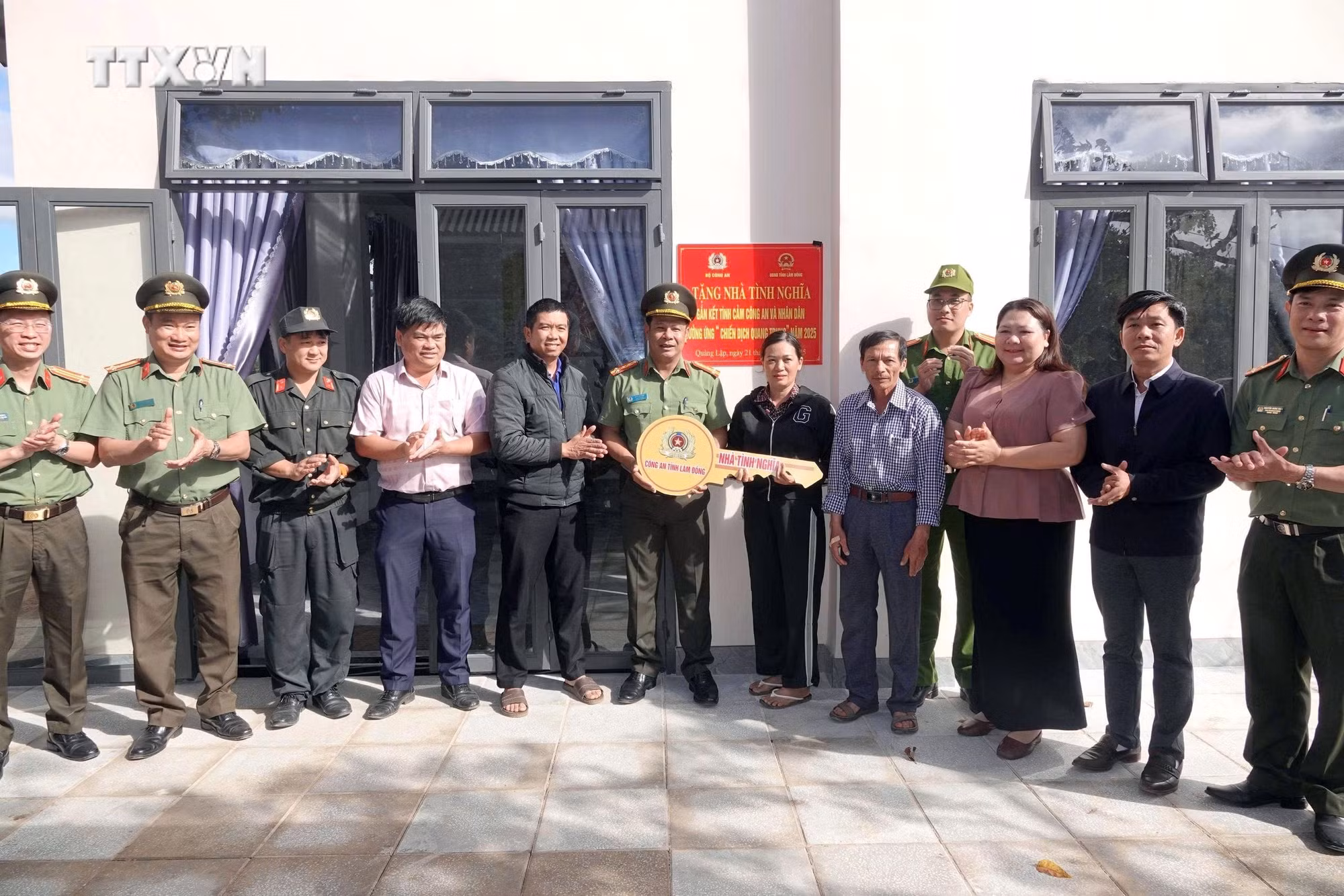Lãnh đạo Công an tỉnh Lâm Đồng và đại điện chính quyền địa phương bàn giao căn nhà đầu tiên trong Chiến dịch Quang Trung. Ảnh: TTXVN phát