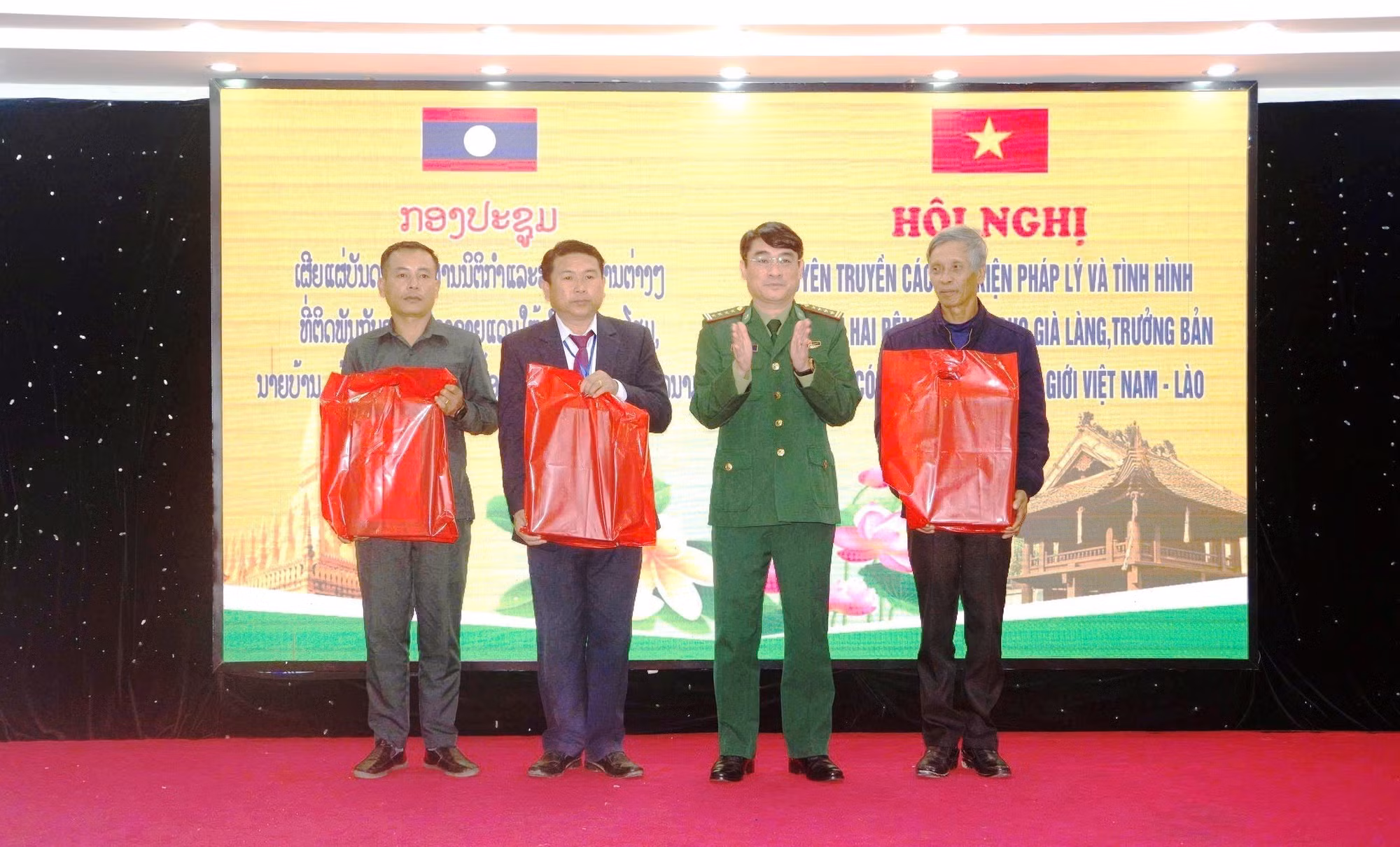 Đại diện lãnh đạo Ban Chỉ huy Bộ đội Biên phòng Quảng Trị trao tặng quà cho đại diện đại biểu 3 tỉnh Savanakhet, Khăm Muồn (Lào) và tỉnh Quảng Trị tại hội nghị. Ảnh: TTXVN phát