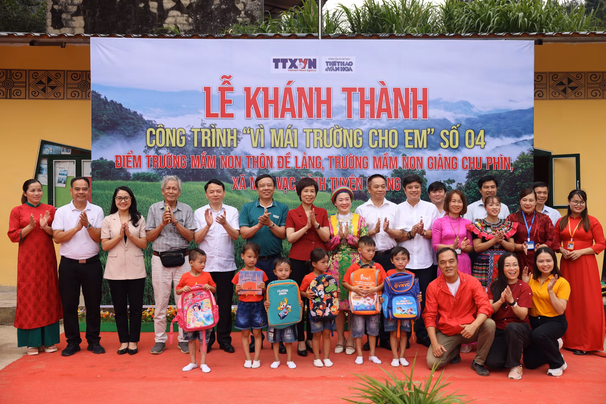 Bí thư Đảng ủy, Tổng Giám đốc TTXVN Vũ Việt Trang và Tổng biên tập Báo Thể thao và Văn hóa Nguyễn Thiện Thuật tặng quà cho trẻ em điểm trường Mầm non Đề Lảng.
