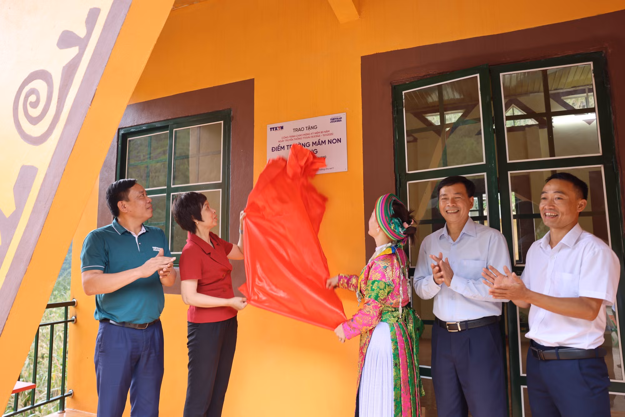 Tổng giám đốc TTXVN Vũ Việt Trang cùng các đại biểu thực hiện nghi thức khánh thành và bàn giao phòng học mới tại điểm trường Mầm non Đề Lảng.