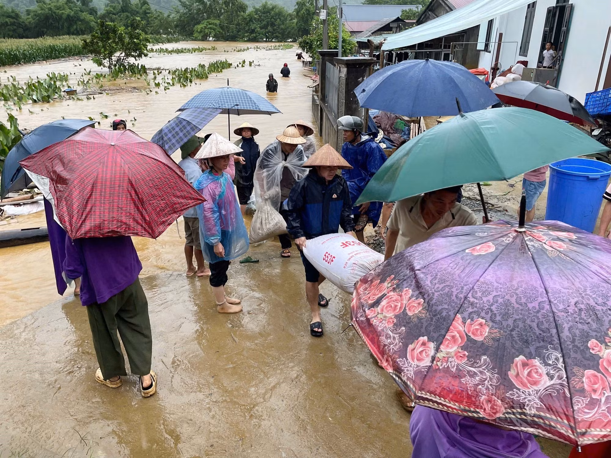 Chính quyền, người dân xã Bản Giang, huyện Tam Đường di dời tài sản đến nơi an toàn. Ảnh: TTXVN phát