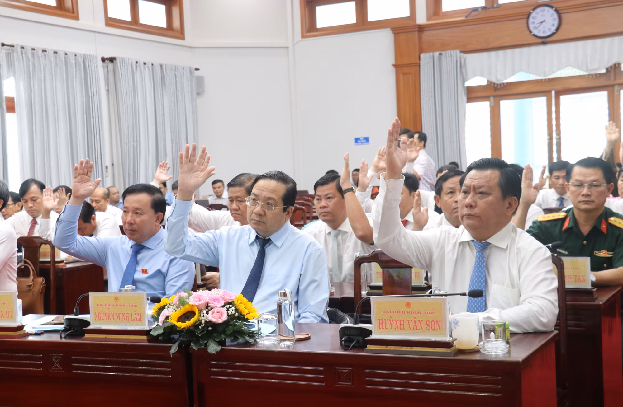 Các đại biểu HĐND tỉnh Tây Ninh biểu quyết thông qua Nghị quyết tại kỳ họp.