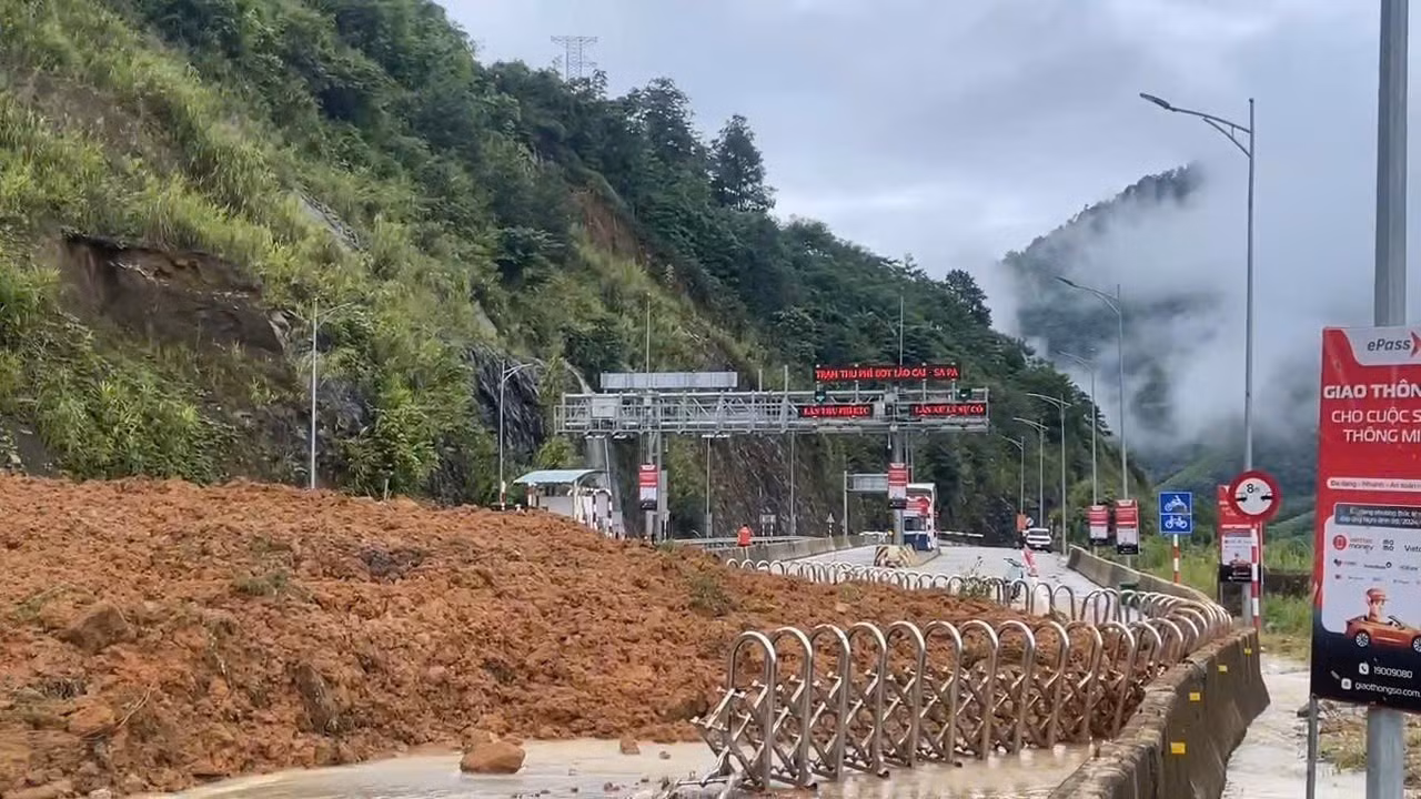 Sạt lở tại khu vực Trạm thu phí BOT trên Quốc lộ 4D, đất đá từ ta-luy dương tràn xuống gây ảnh hưởng lớn đến giao thông. Ảnh: TTXVN phát