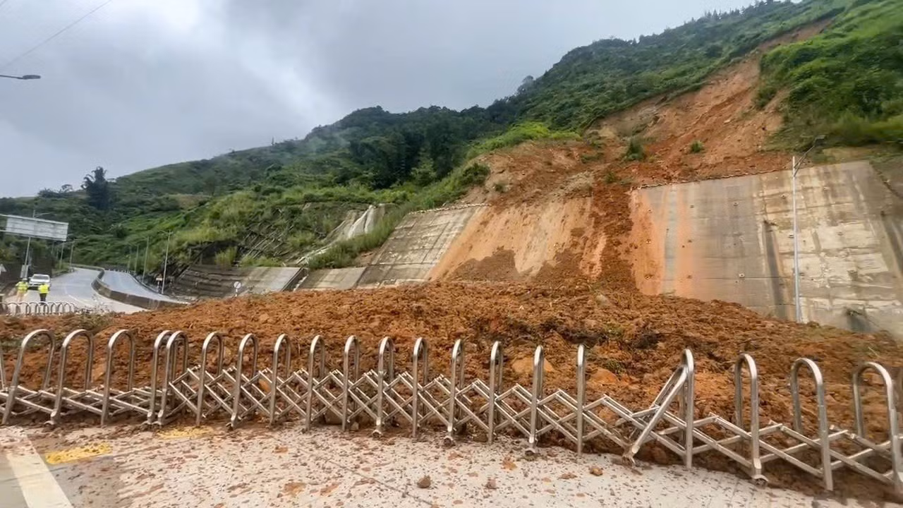 Sạt lở tại khu vực Trạm thu phí BOT trên Quốc lộ 4D, đất đá từ ta-luy dương tràn xuống gây ảnh hưởng lớn đến giao thông. Ảnh: TTXVN phát
