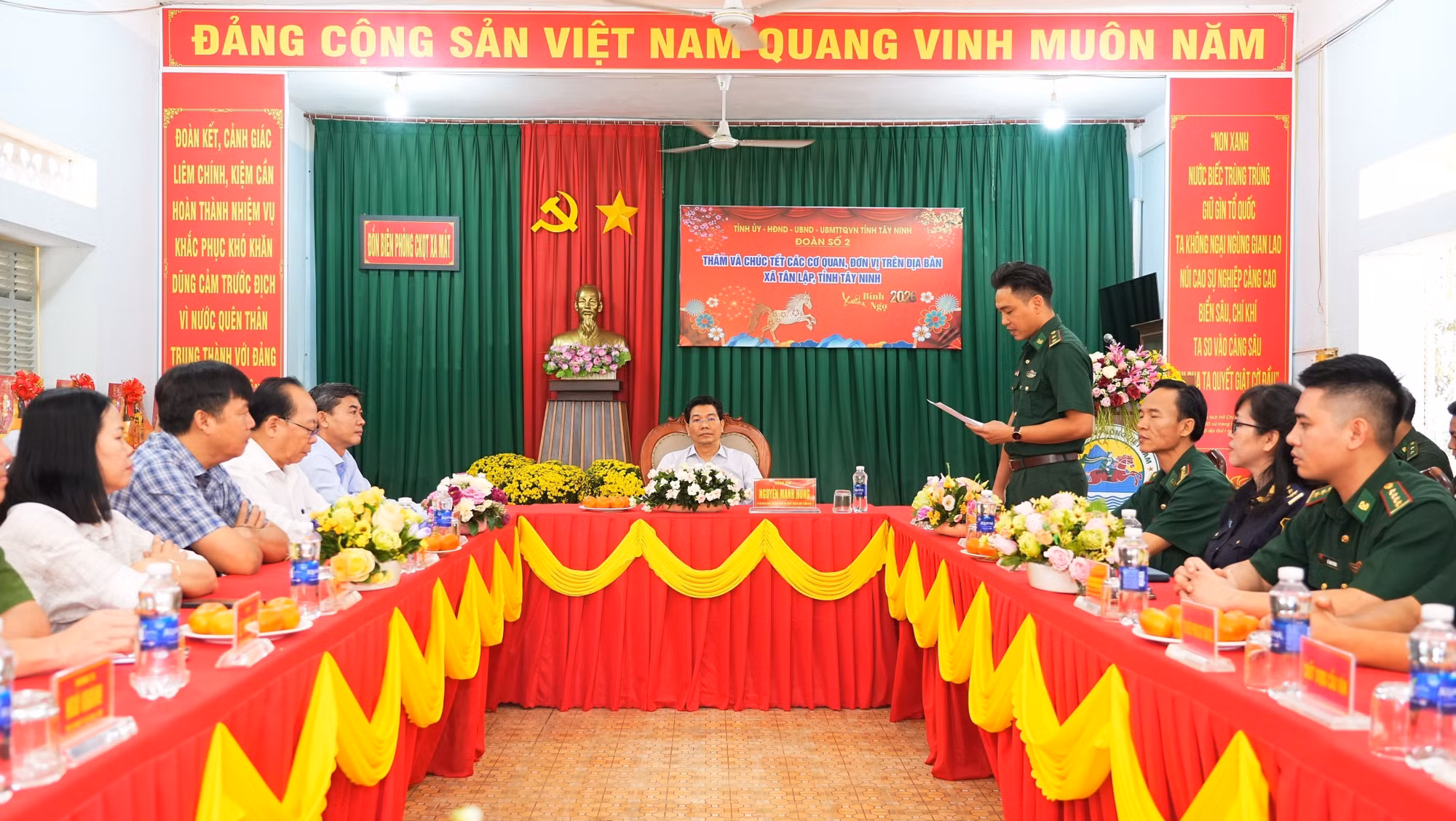 Quang cảnh buổi thăm, tặng quà cho cán bộ, chiến sĩ đang làm nhiệm vụ trên tuyến biên giới tại Đồn biên phòng cửa khẩu quốc tế Xa Mát. Ảnh: Minh Phú/TTXVN