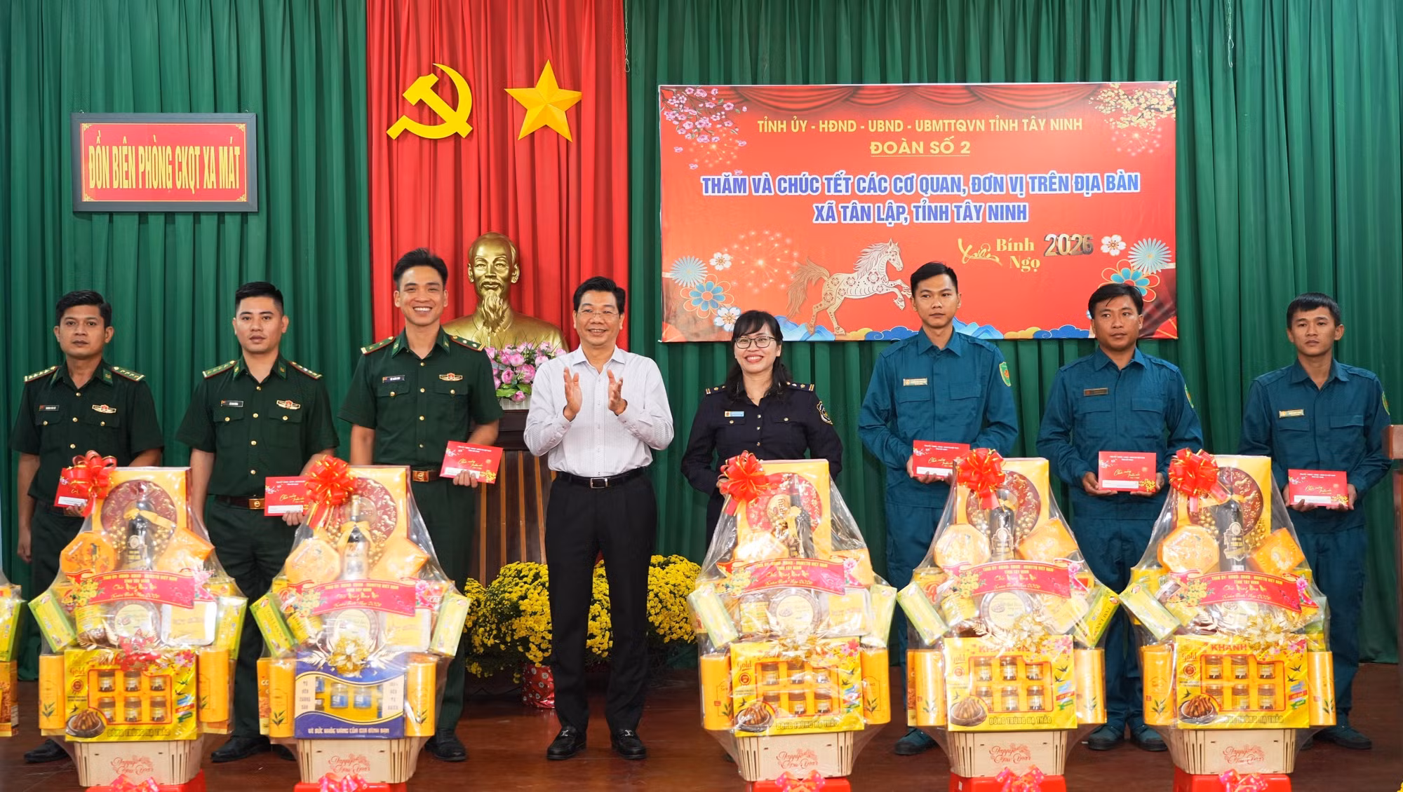 Ủy viên Ban Chấp hành Trung ương Đảng, Phó Bí thư Thường trực Tỉnh Ủy, Chủ tịch HĐND tỉnh Tây Ninh Nguyễn Mạnh Hùng tặng quà tết, động viên các lực lượng đang làm nhiệm vụ trên tuyến biên giới Ảnh: Minh Phú/TTXVN