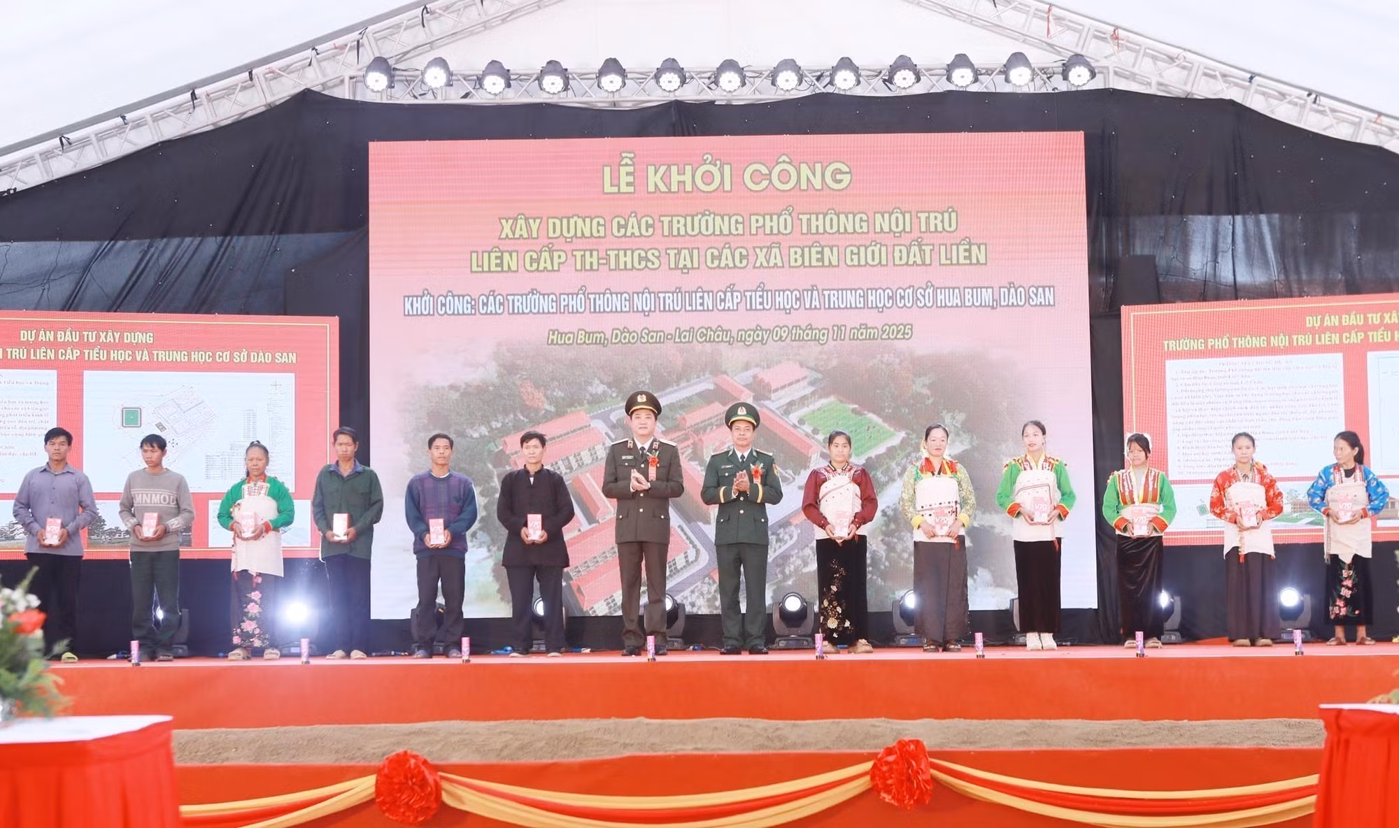 BTC trao điện thoại thông minh cho các hộ dân trên địa bàn xã Hua Bum thực hiện hóa trong đề án chuyển đổi số.