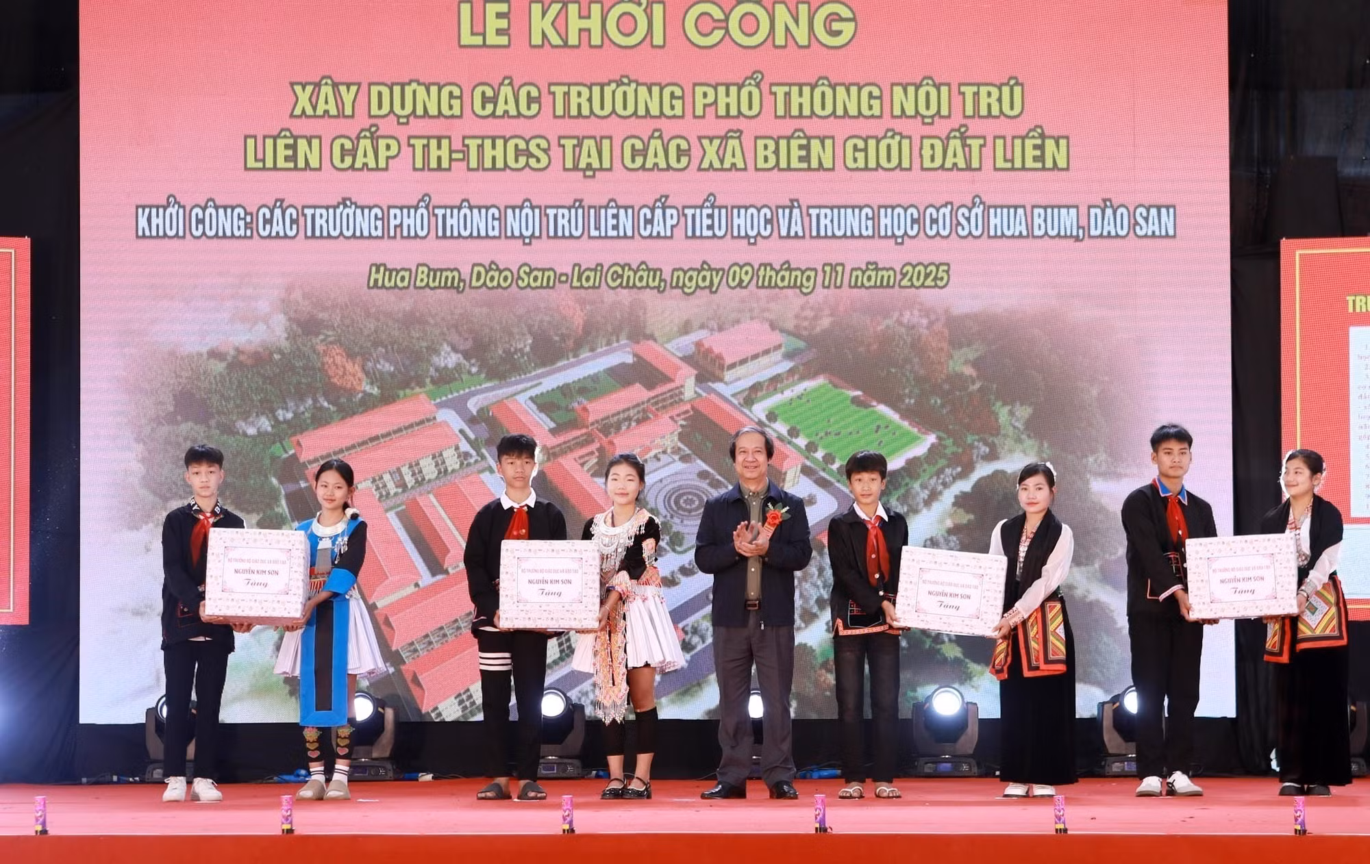 Bộ trưởng Bộ Giáo dục và Đào tạo Nguyễn Kim Sơn tặng quà cho học sinh trường TH và THCS Hua Bum.