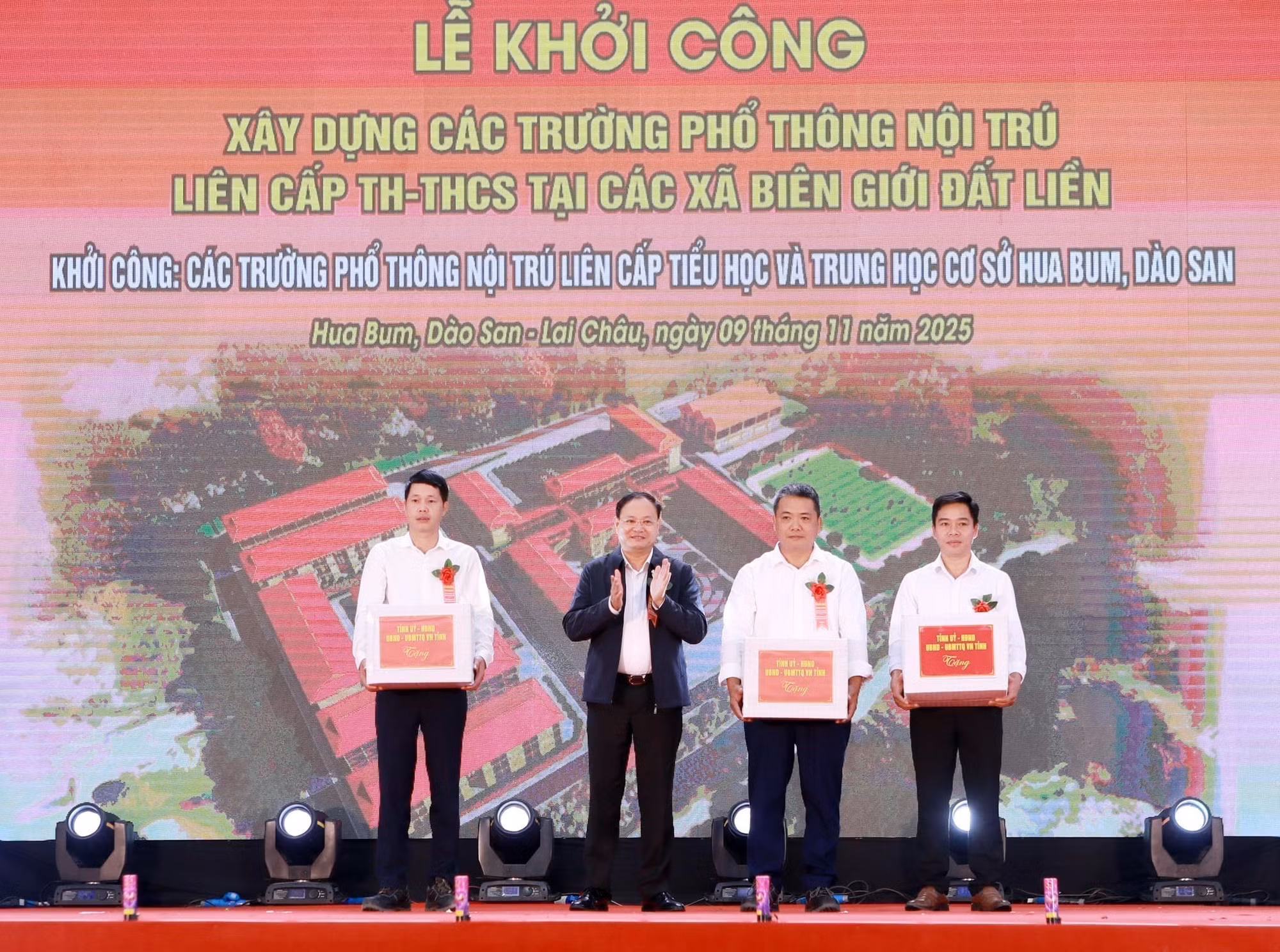 Bí thư Tỉnh ủy Lai Châu, Lê Minh Ngân trao quà cho nhà thầu, đơn vị thi công công trình.