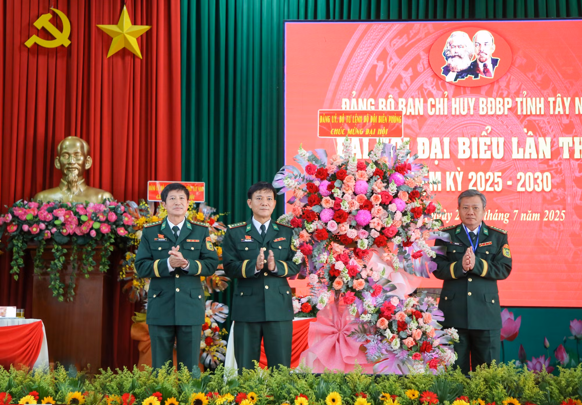 Đại tá Bùi Văn Vũ, Phó Chủ nhiệm Chính trị Bộ đội Biên phòng Việt Nam chúc mừng Đại hội.
