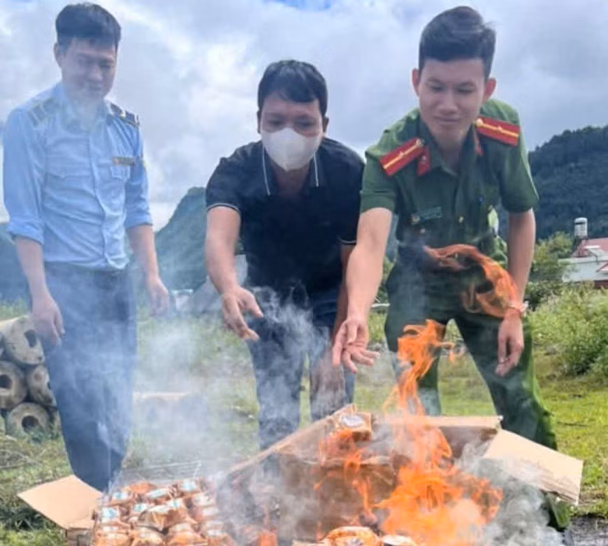 Lực lượng chức năng Lai Châu tiến hành tiêu hủy gần 1.000 chiếc bánh Trung thu không rõ nguồn gốc. Ảnh: TTXVN phát