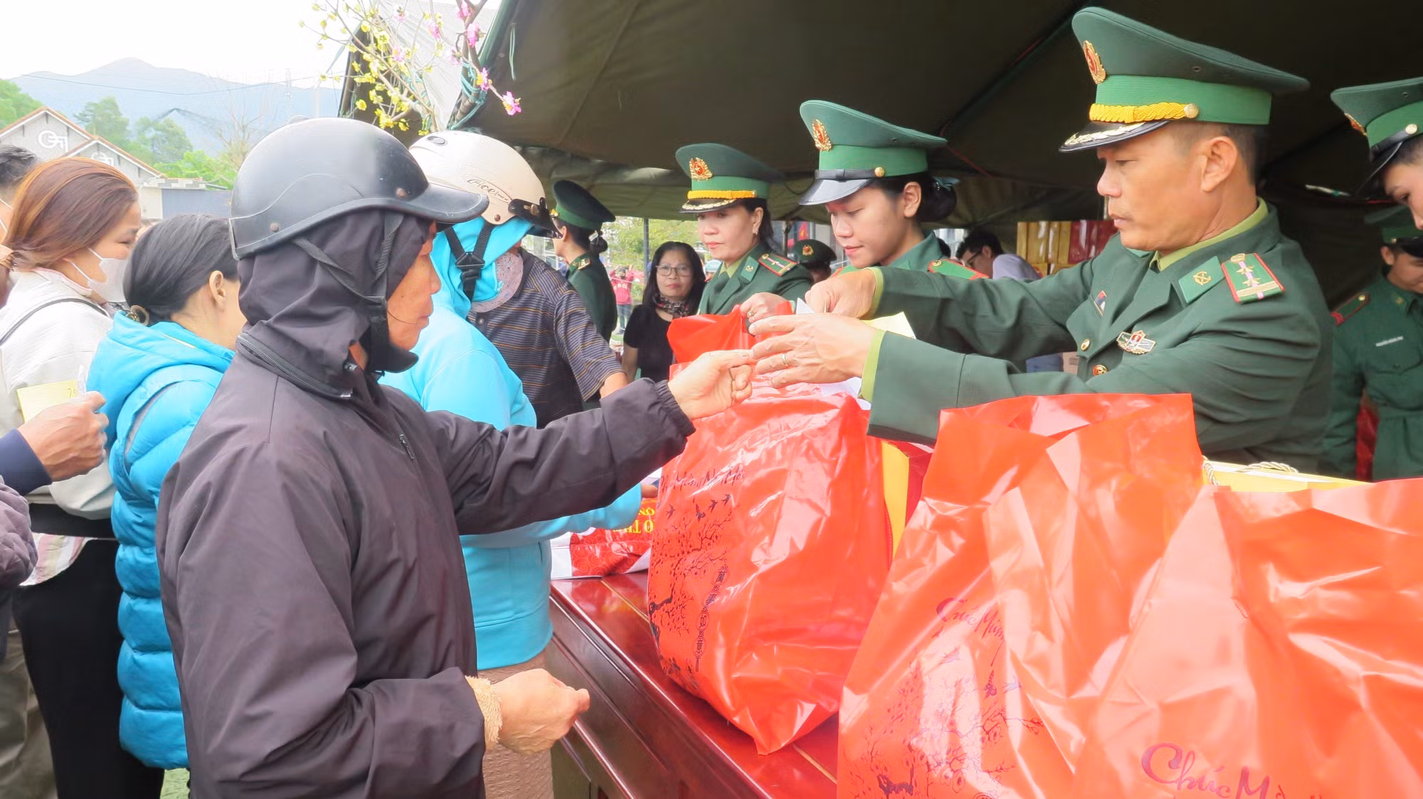 Trao quà cho các hộ dân khó khăn tại xã Chân Mây - Lăng Cô.