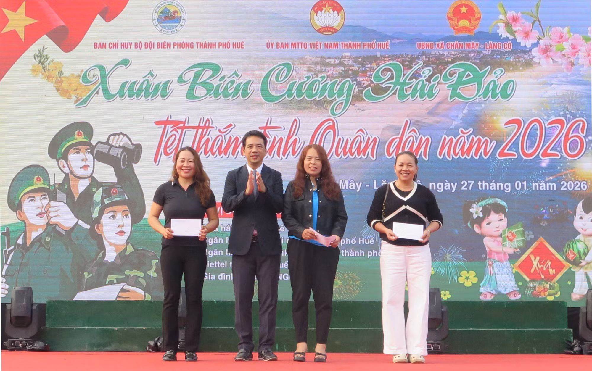 Trao quà cho các cá nhân đạt giải trong cuộc thi trò chơi dân gian.