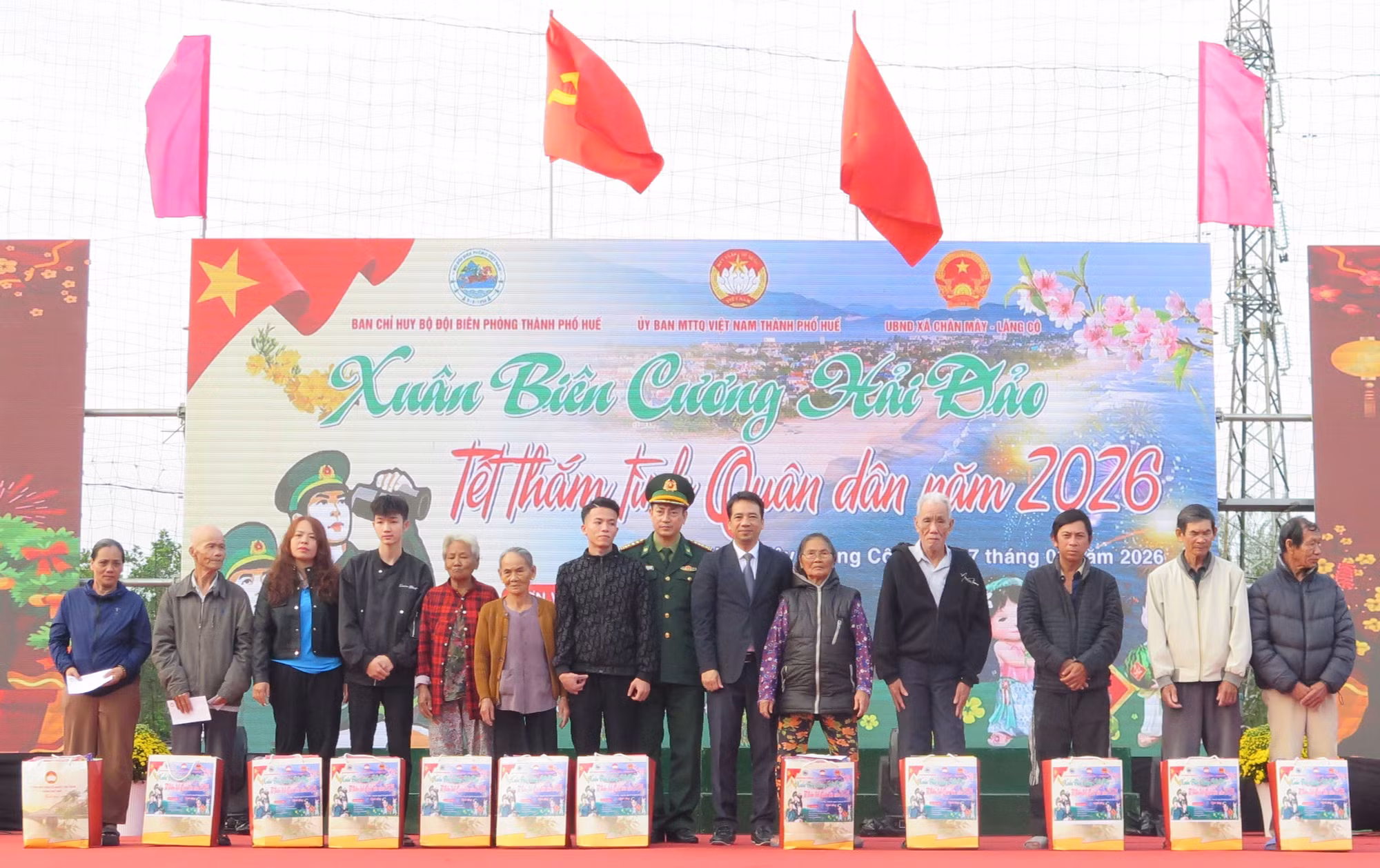 Trao quà Tết cho các hộ gia đình có hoàn cảnh khó khăn tại vùng biên giới biển Chân Mây - Lăng Cô.