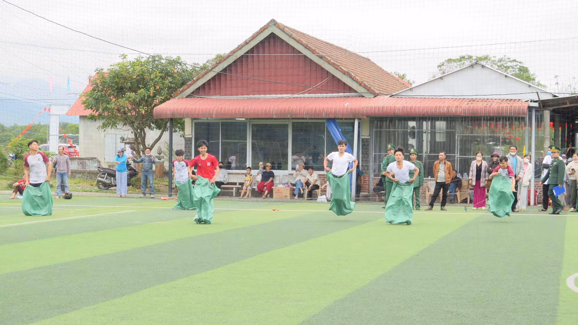 Phần thi nhảy bao bố trong chương trình Xuân biên cương, hải đảo - Tết thắm tình quân dân.
