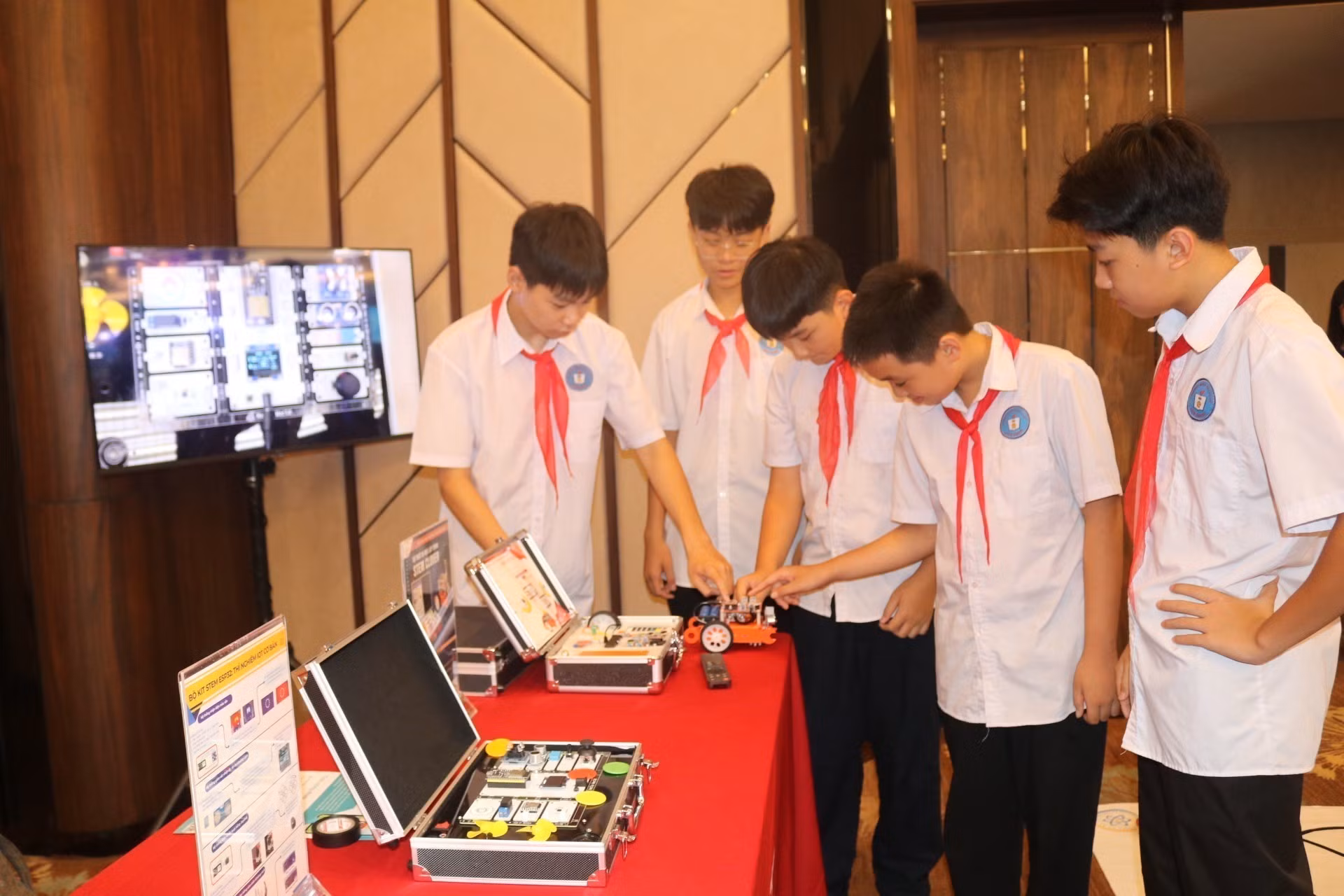 Học sinh tỉnh Cao Bằng tham quan các mô hình ứng dụng công nghệ thông tin.