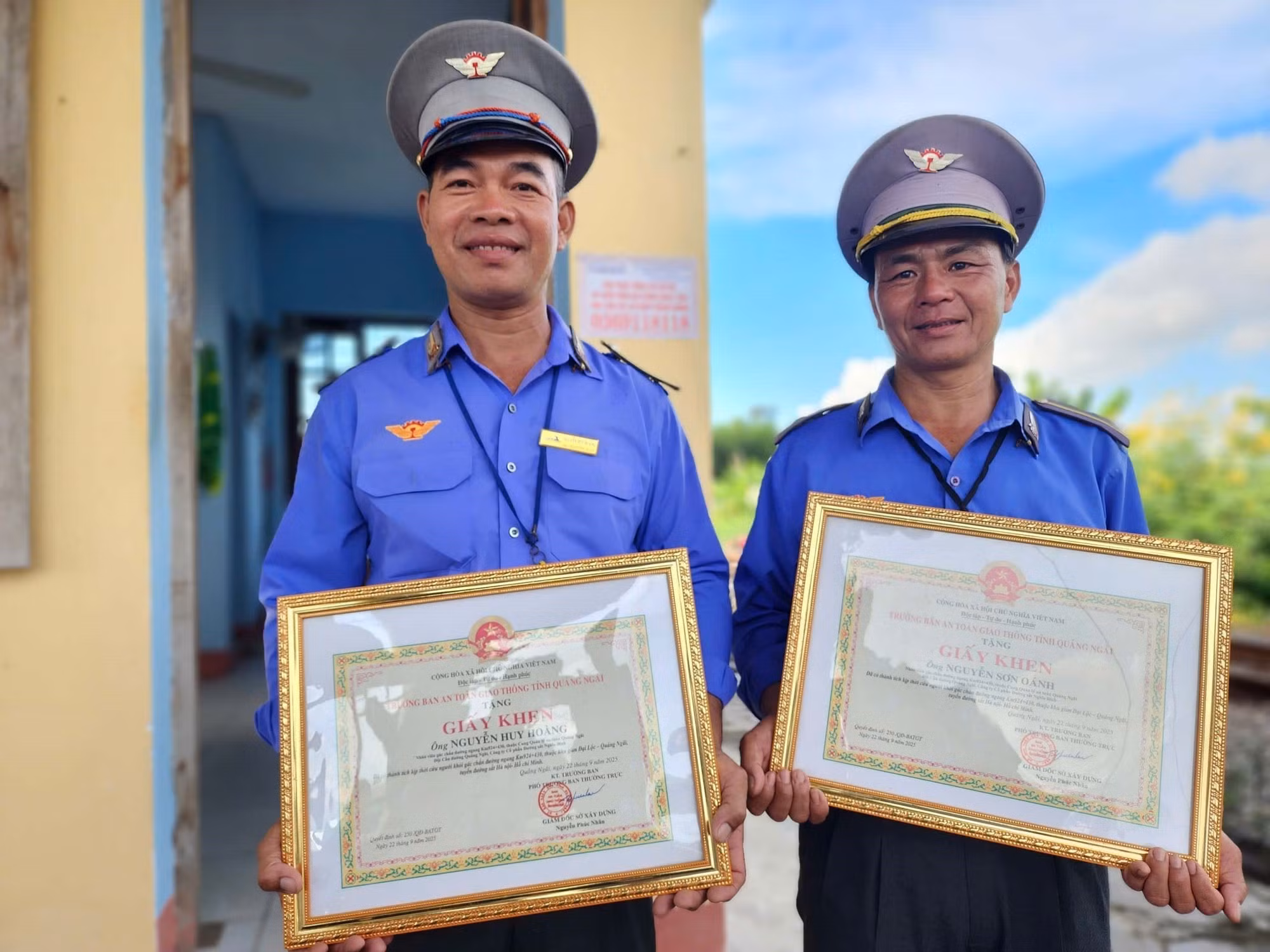 Hai nhân viên Nguyễn Sơn Oánh và Nguyễn Huy Hoàng nhận giấy khen của Ban An toàn giao thông tỉnh Quảng Ngãi vì đã dũng cảm cứu người. Ảnh: TTXVN phát