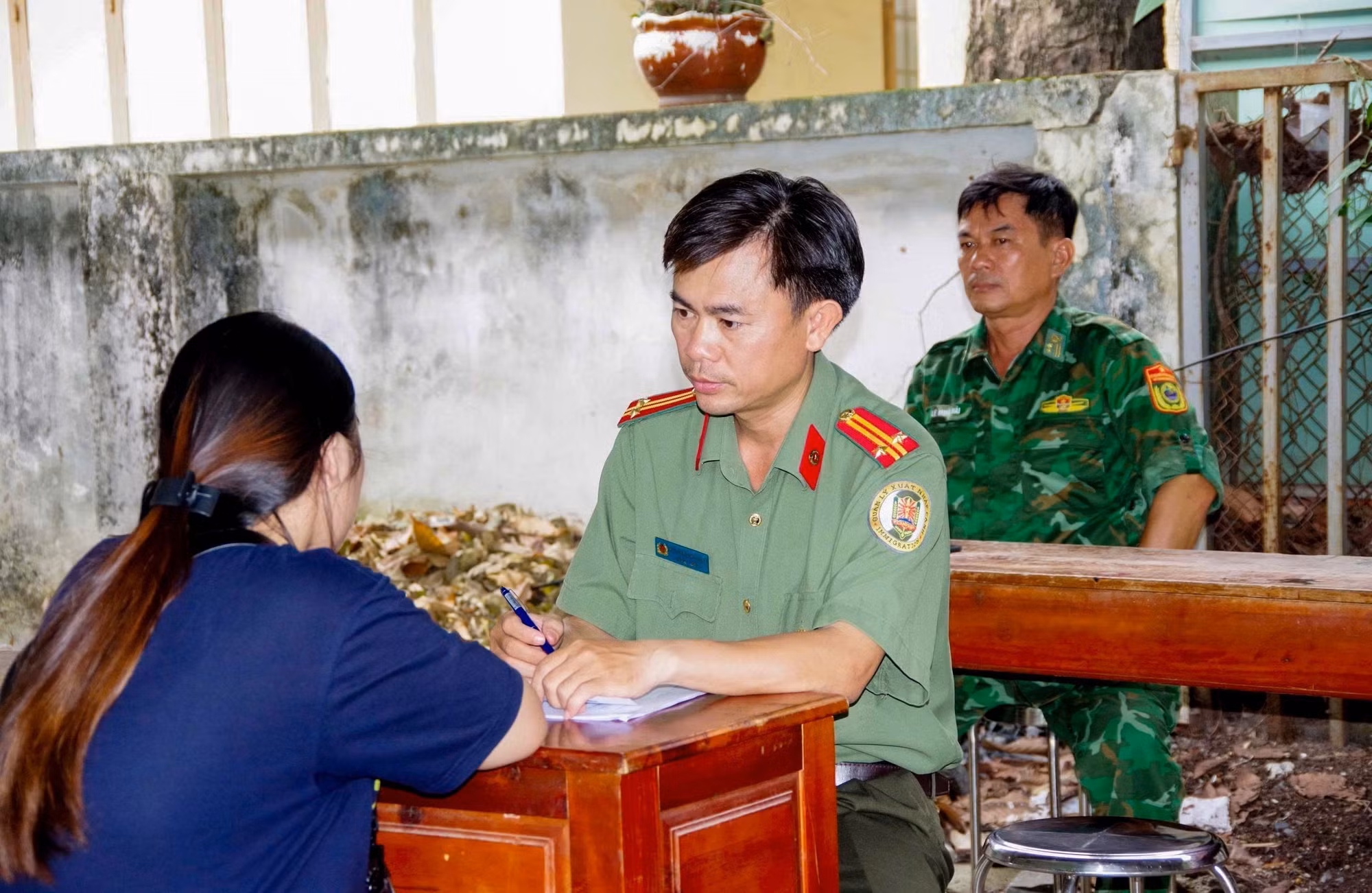 Công an Tây Ninh làm việc với các công dân từ Campuchia về nước. Ảnh: TTXVN phát