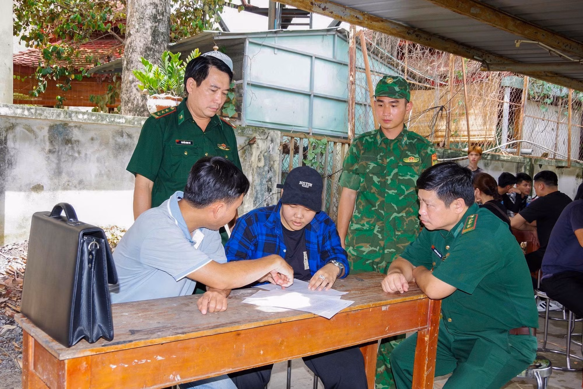 Bộ đội Biên phòng Tây Ninh tiếp nhận và xác minh các công dân về nước. Ảnh: TTXVN phát