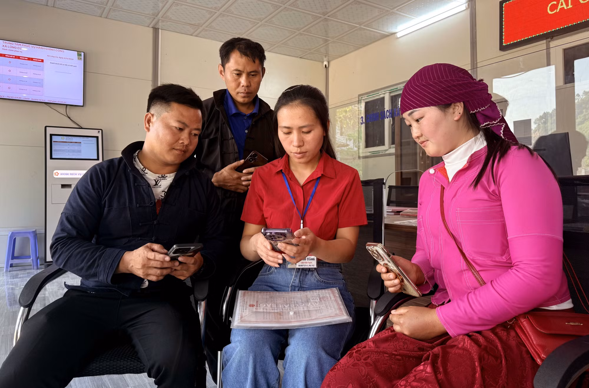 Cán bộ xã biên giới Lũng Cú (Tuyên Quang) hướng dẫn cho người dân thực hiện thủ tục hành chính qua công nghệ số. Ảnh: Đức Thọ/TTXVN