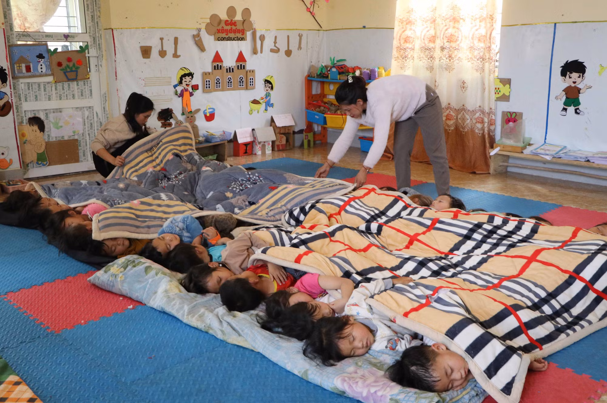 Không có điện, việc chăm sóc học sinh tại điểm trường Tia Ma Mủ, thuộc Trường Mầm non Tà Tổng gặp khó khăn.