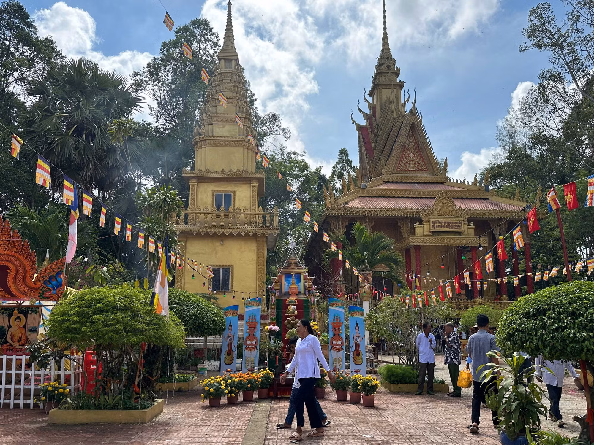 Phật tử đến chùa Khmer Cà Nhung, xã Định An (Gò Quao, Kiên Giang) dịp Tết cổ truyền Chôl Chnăm Thmây 2025.