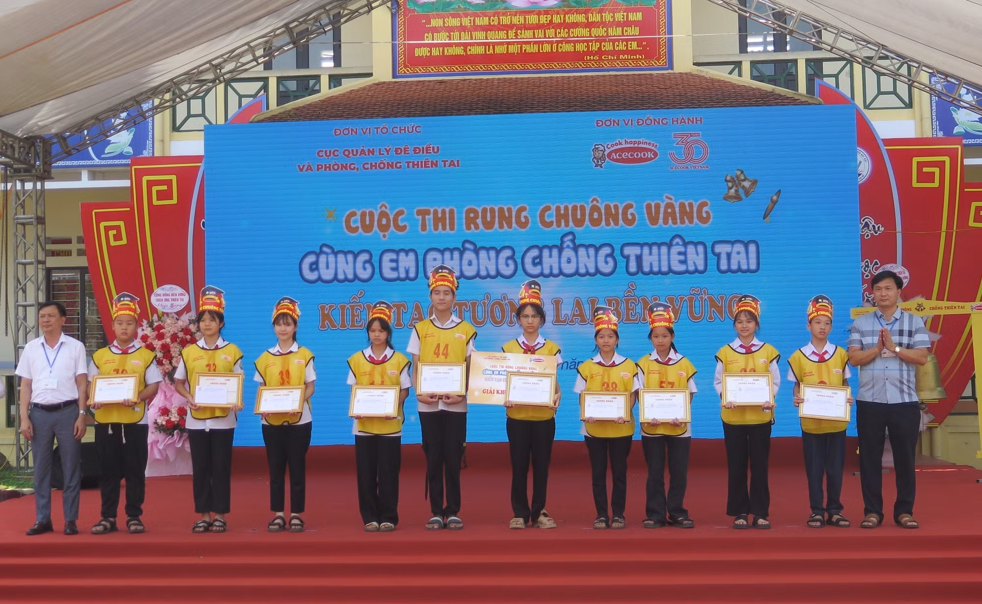 Trao giải Khuyến khích cho các thí sinh.