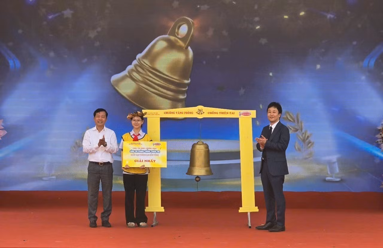Trao giải Nhất cho thí sinh Nguyễn Khánh An, lớp 8E, Trường THCS thị trấn Bát Xát.