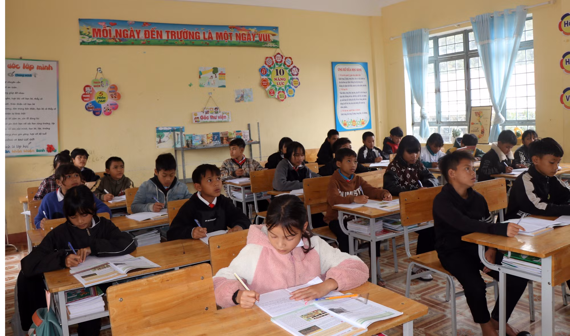 Học sinh trường THCS Măng Cành đều là con em đồng bào các dân tộc thiểu số.