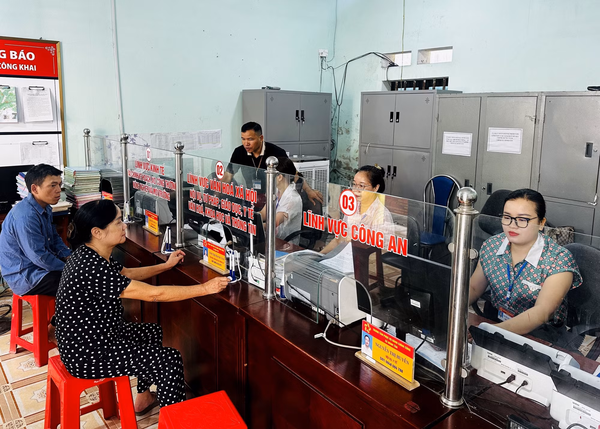 Người dân tới làm thủ tục tại Trung tâm phục vụ hành chính công xã biên giới Minh Tân (Tuyên Quang).