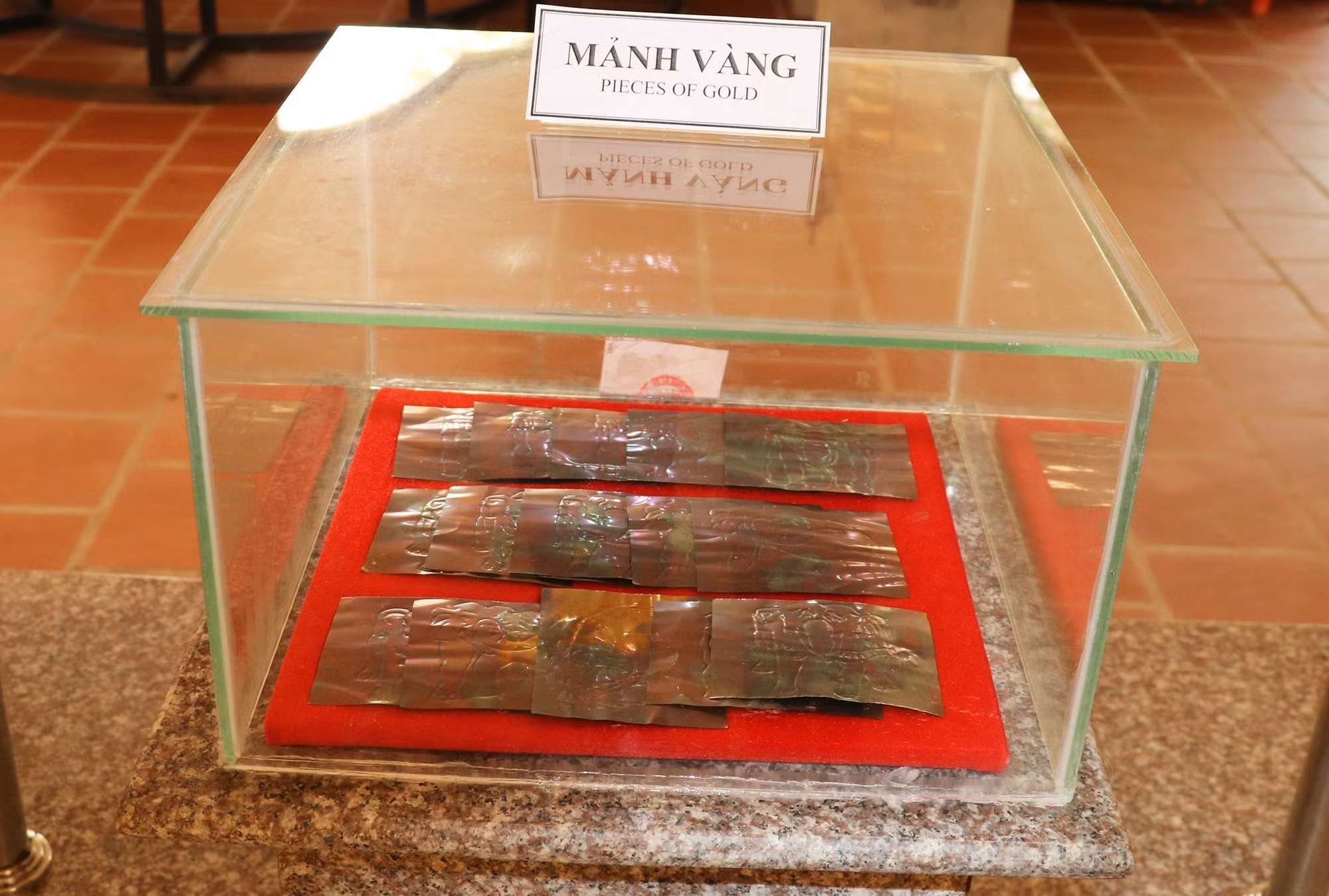 Hiện vật mảnh vàng (phục chế) được trưng bày tại nhà trưng bày di chỉ khảo cổ Gò Thành, xã Tân Thuận Bình, tỉnh Đồng Tháp.
