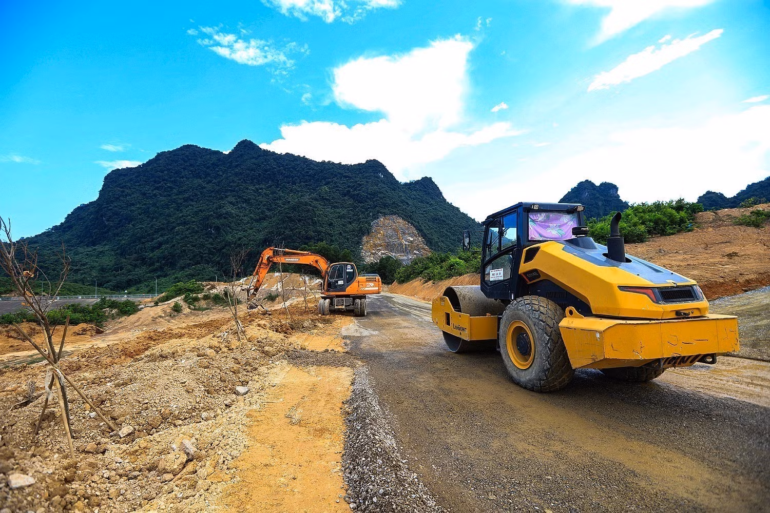 Các đơn vị thi công khẩn trương hoàn thiện các hạng mục cảnh quan trên thân đập.