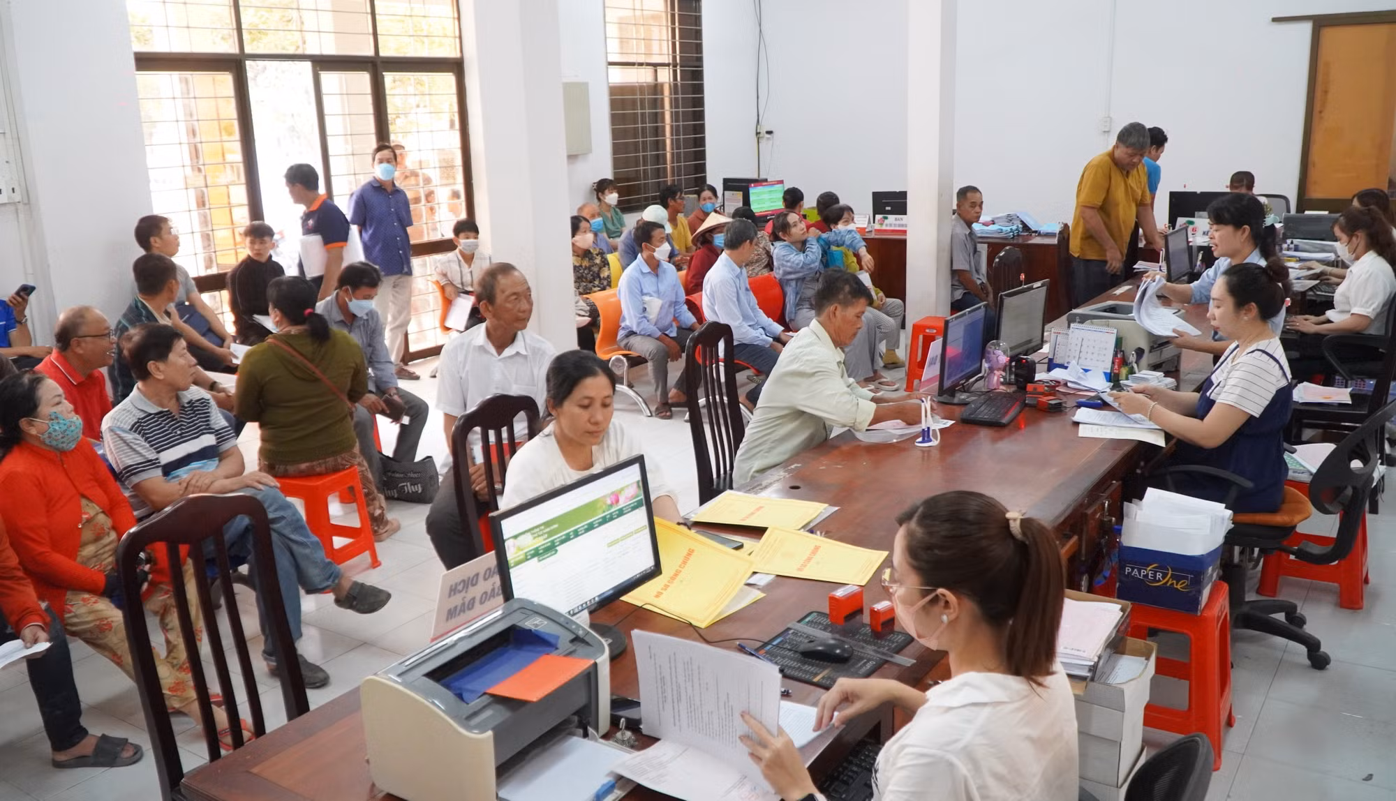 Người dân đến làm thủ tục hành chính tại Trung tâm phục vụ hành chính công xã Mỹ Thọ (mới), tỉnh Đồng Tháp. Ảnh: Nhựt An - TTXVN