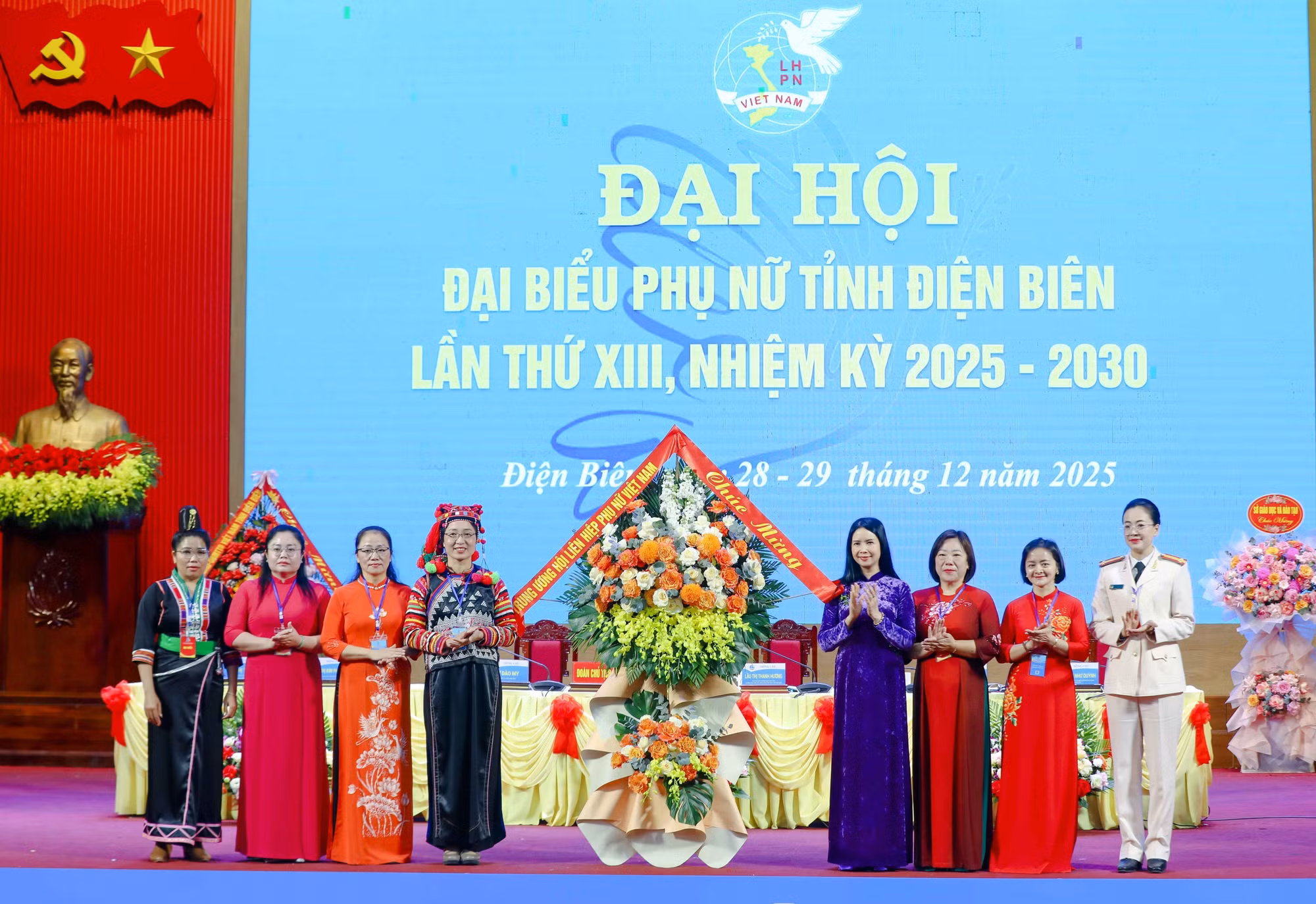Trung ương Hội Liên hiệp Phụ nữ Việt Nam tặng hoa chúc mừng Đại hội.