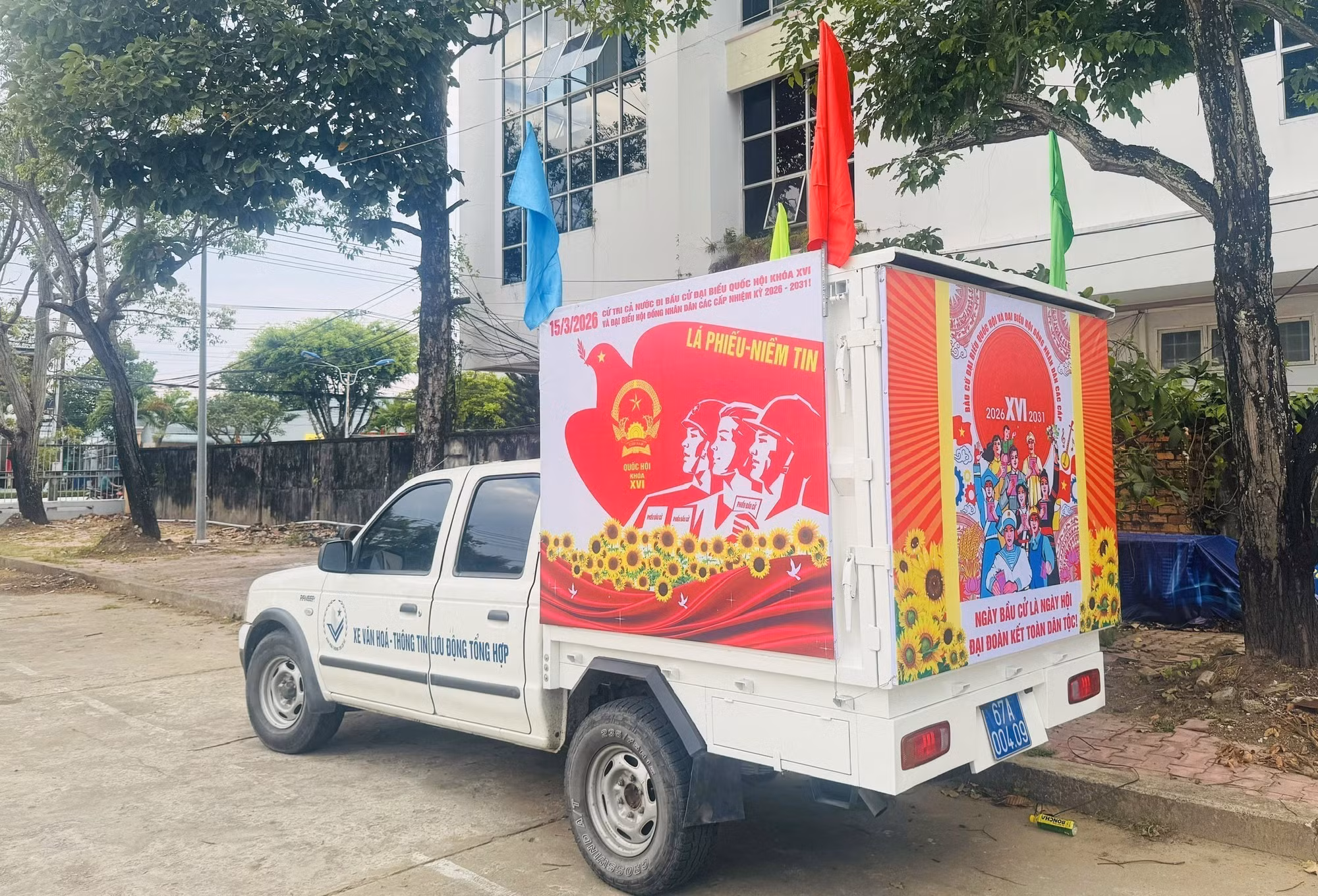 Các xe tuyên truyền lưu động của Trung tâm Văn hóa Nghệ thuật tỉnh An Giang lắp đặt loa phóng thanh với nội dung tuyên truyền bằng tiếng Việt và tiếng Khmer đến các khu dân cư, chợ, điểm sinh hoạt cộng đồng để tuyên truyền.