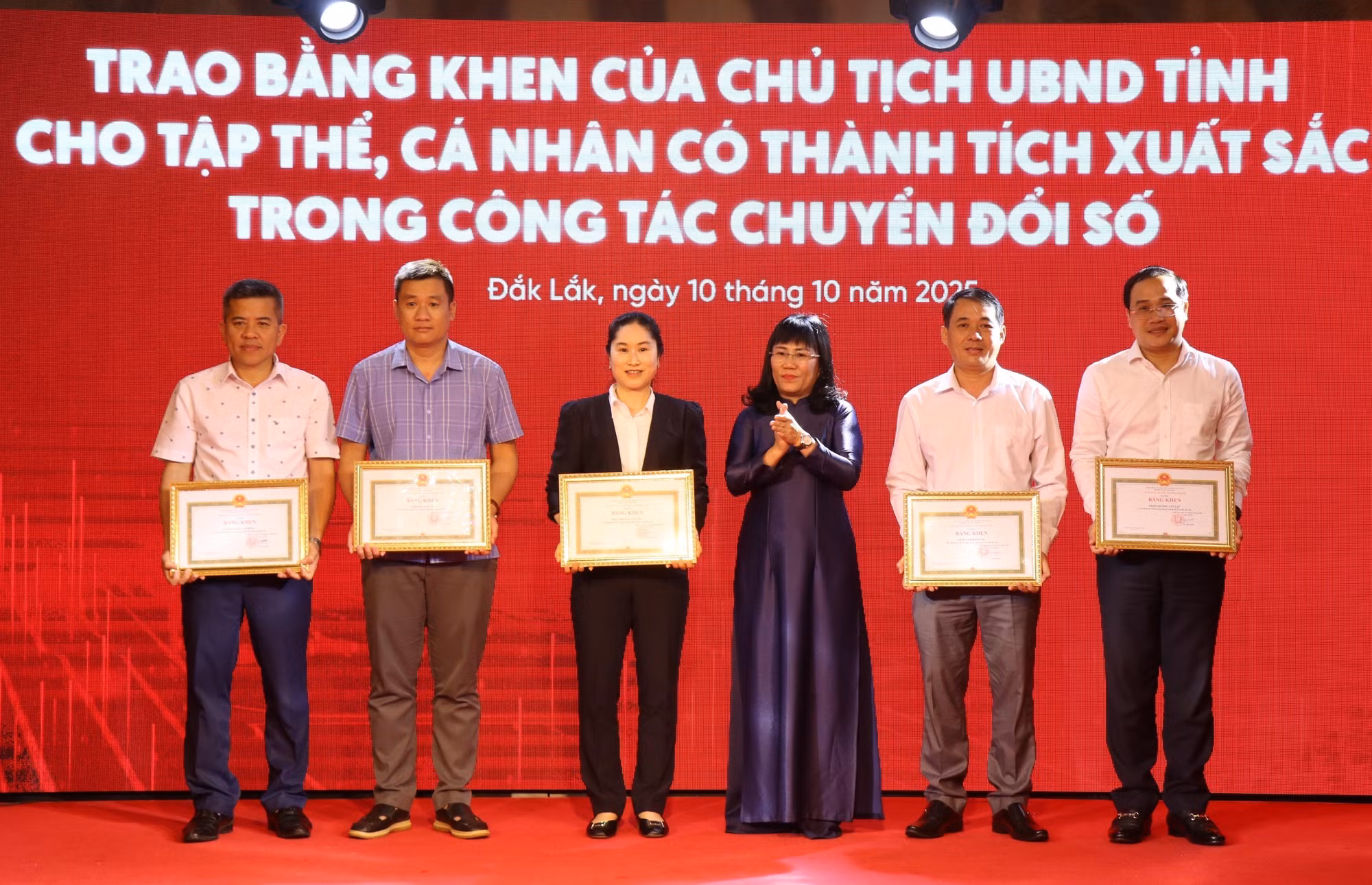 UBND tỉnh Đắk Lắk tặng Bằng khen cho tập thể có thành tích xuất sắc trong công tác chuyển đổi số năm 2025.